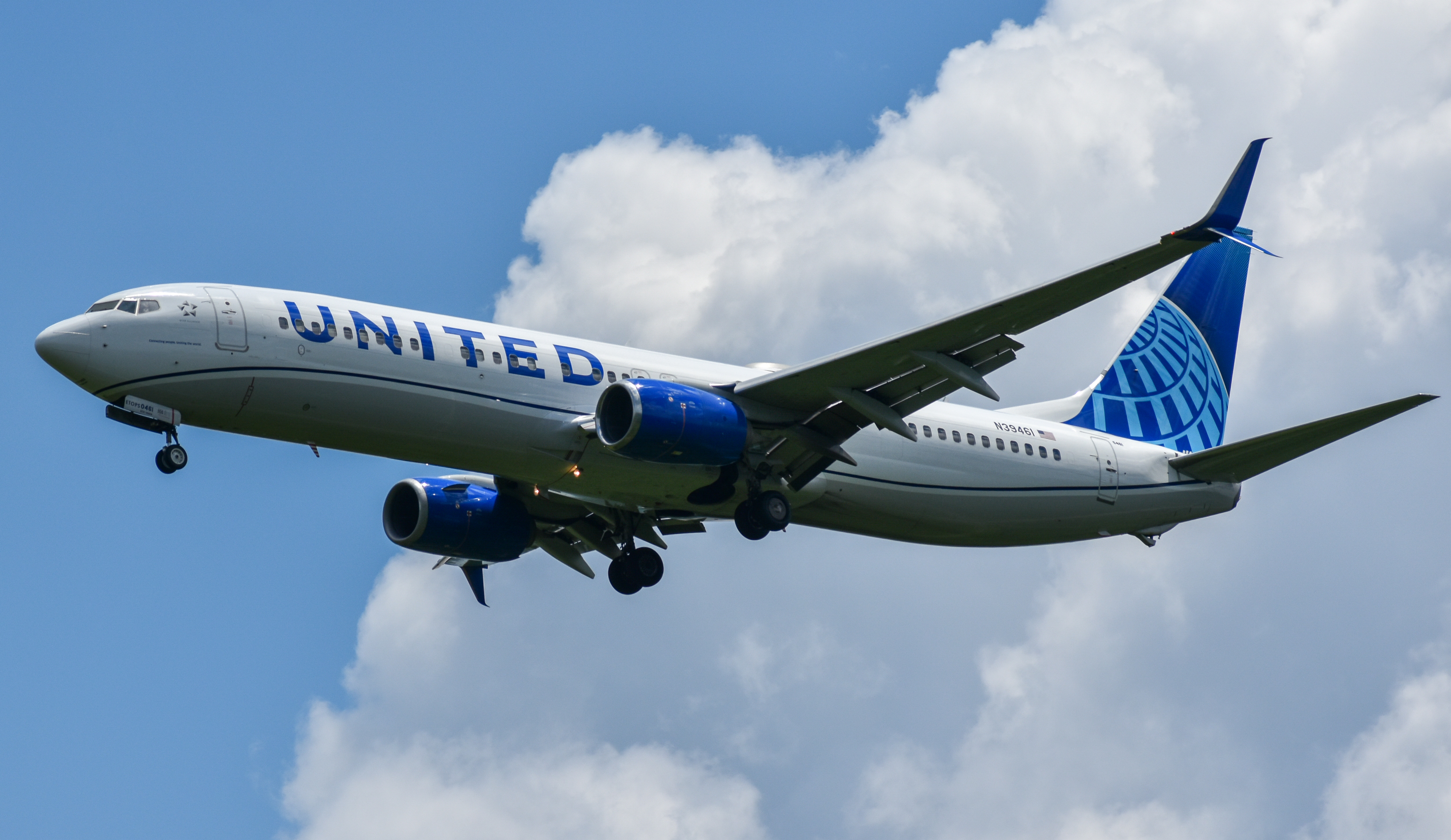 Full size: United Airlines Boeing 737-900ER N39461 at Washington Dulles International Airport