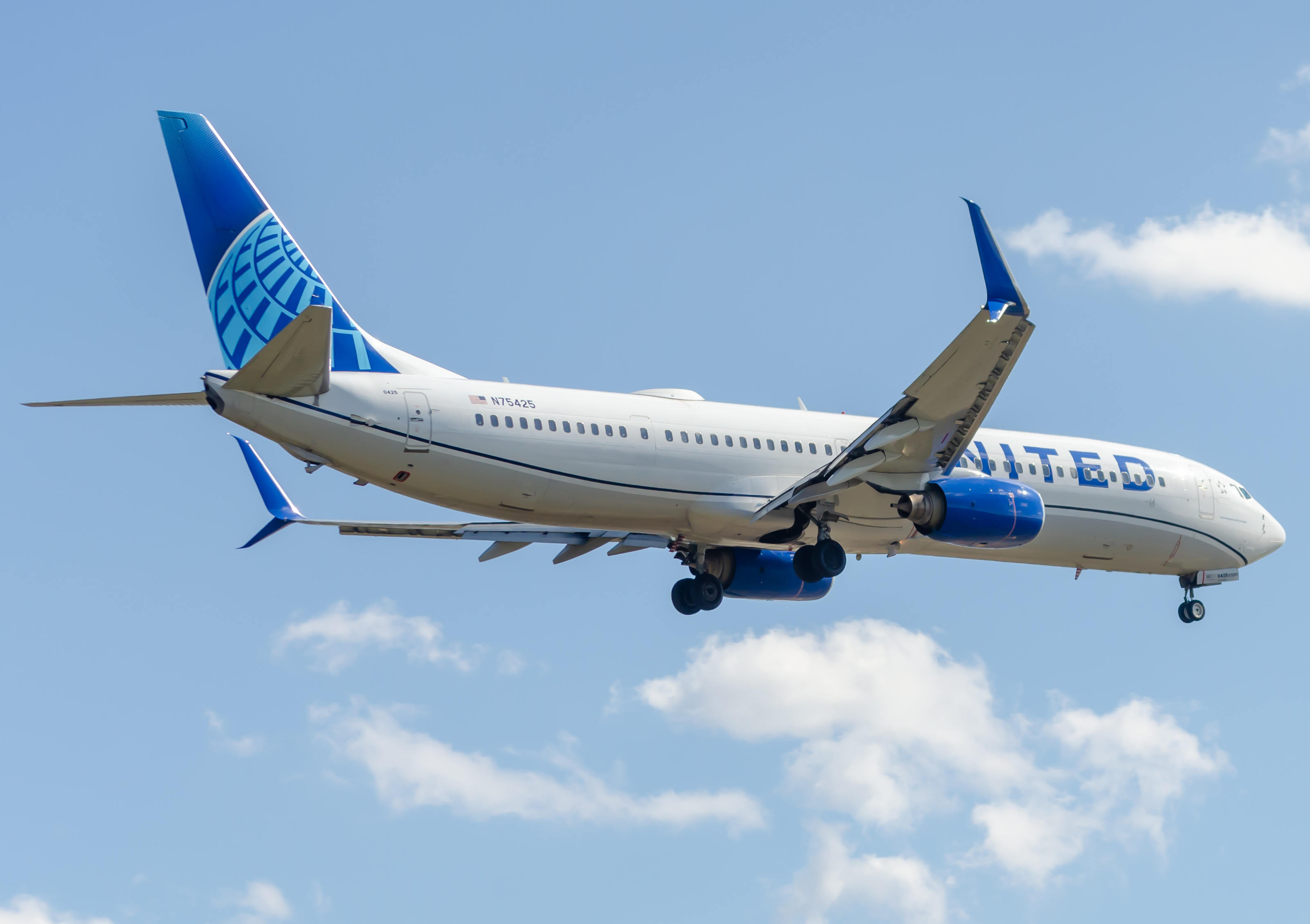 Full size: United Airlines Boeing 737-900ER N75425 at Newark Liberty International Airport