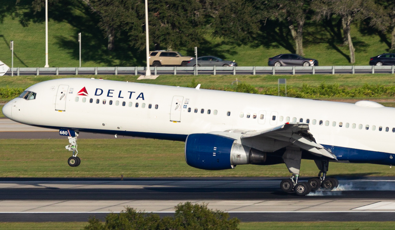 Full size: Delta Airlines Boeing 757-200 N680DA at Tampa International Airport