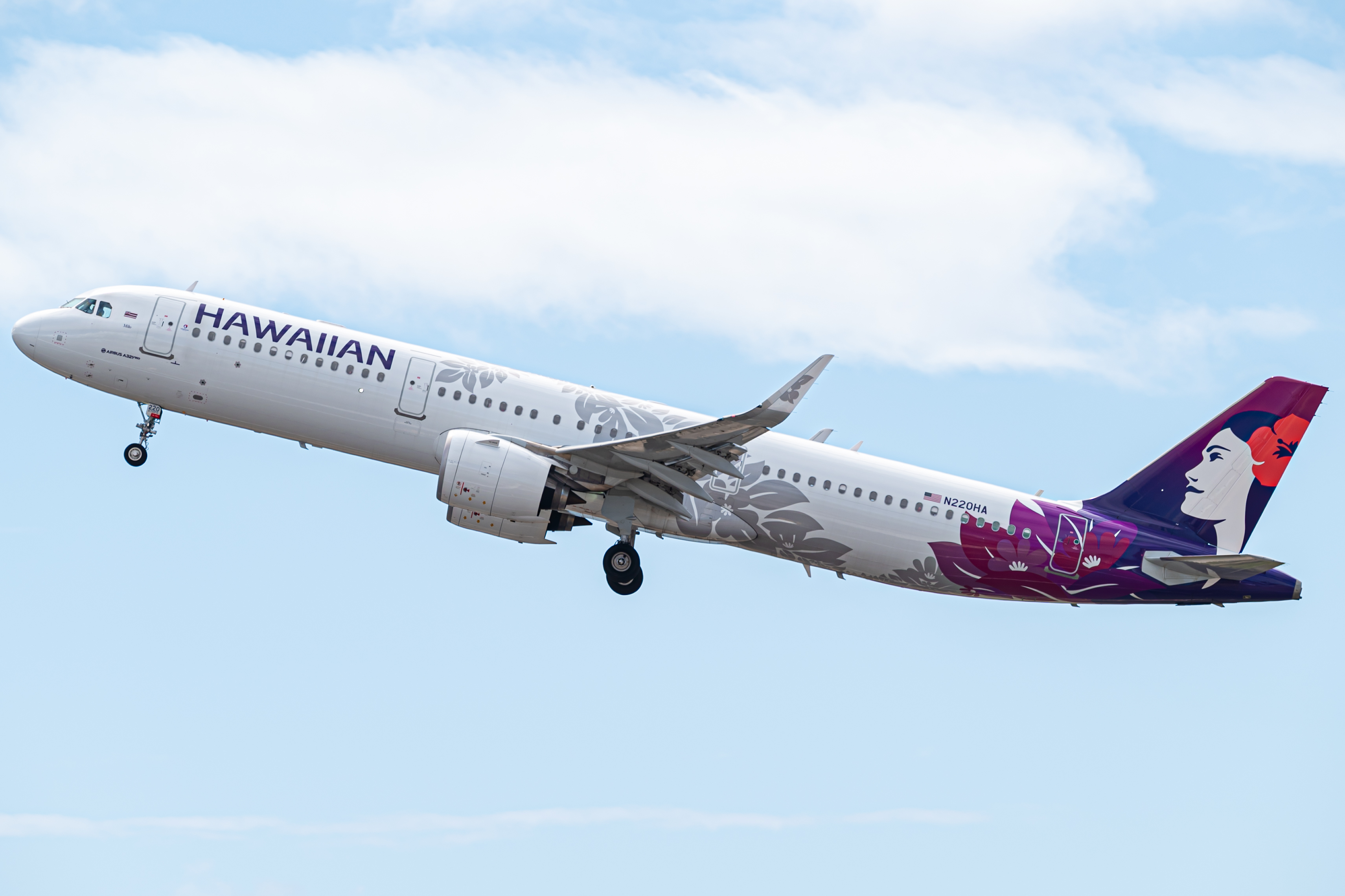 Full size: Hawaiian Airlines Airbus A321NEO N220HA at Daniel K Inouye International Airport