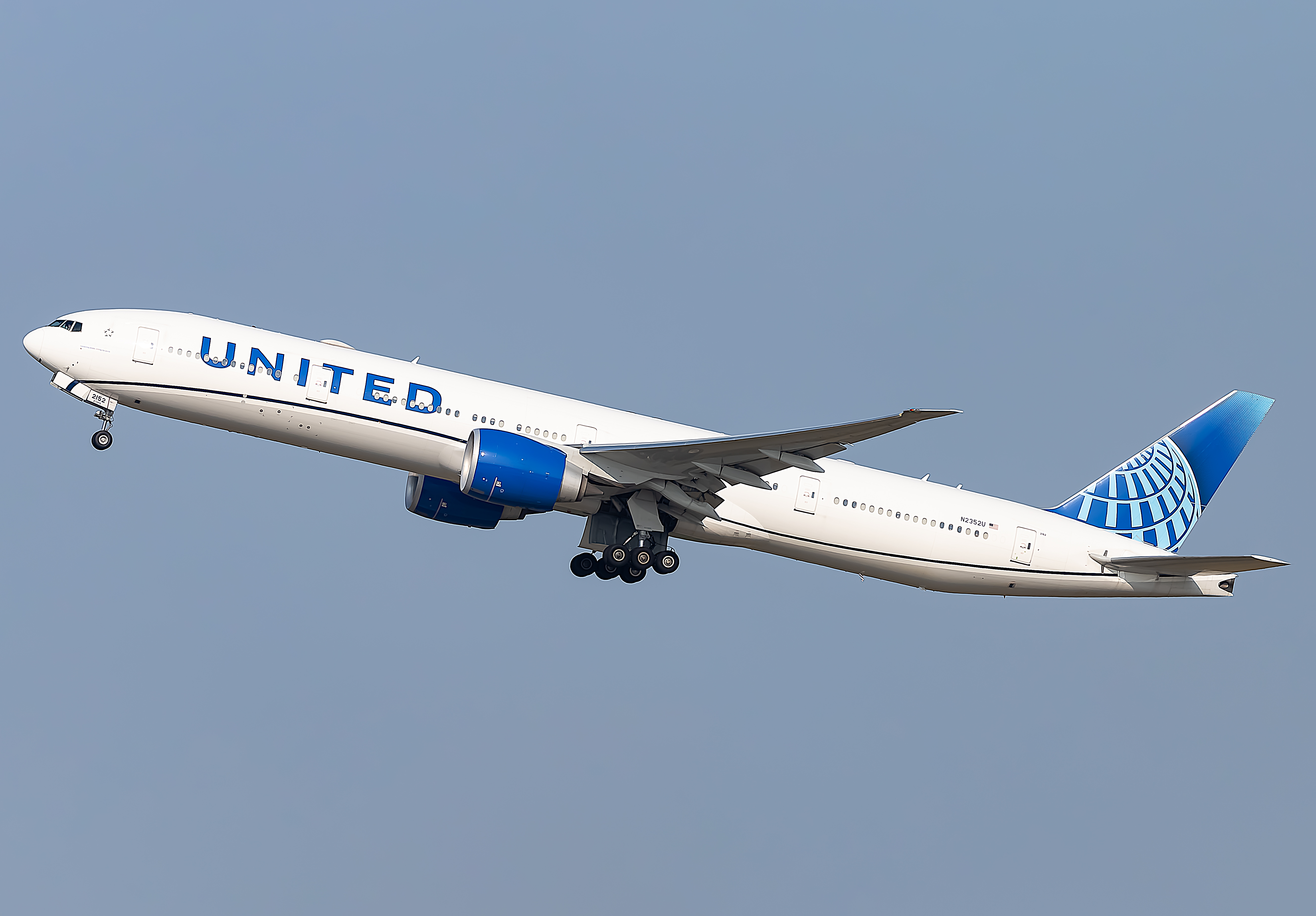 Full size: United Airlines Boeing 777-300ER N2352U at Washington Dulles International Airport