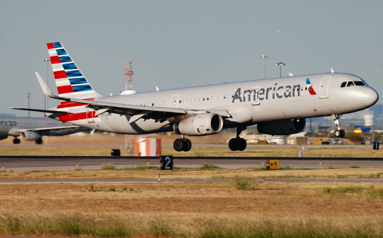 Full size: American Airlines Airbus A321-200 N128AN at Dallas-Fort Worth International Airport