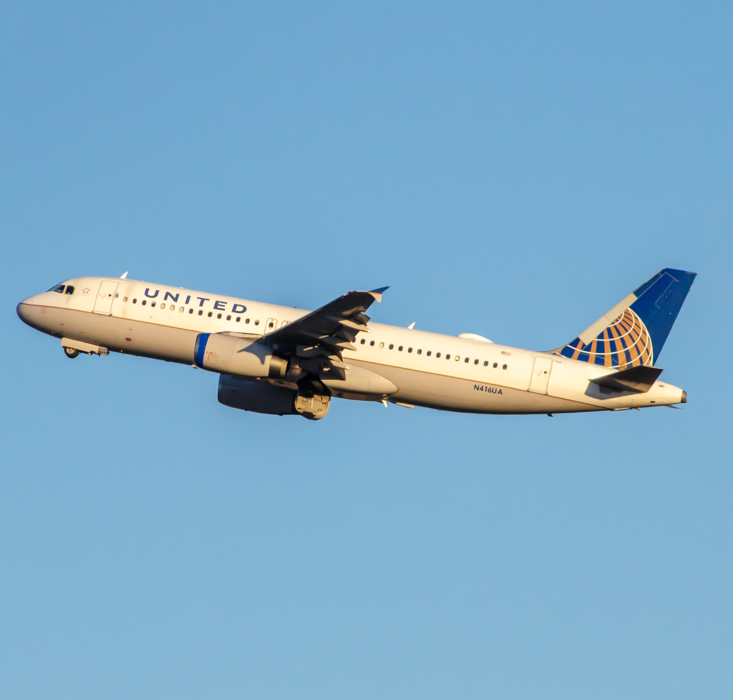 Full size: United Airlines Airbus A320 N416UA at Newark Liberty International Airport