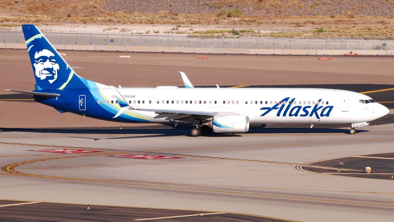 Full size: Alaska Airlines Boeing 737-900ER N292AK at Phoenix Sky Harbor International Airport