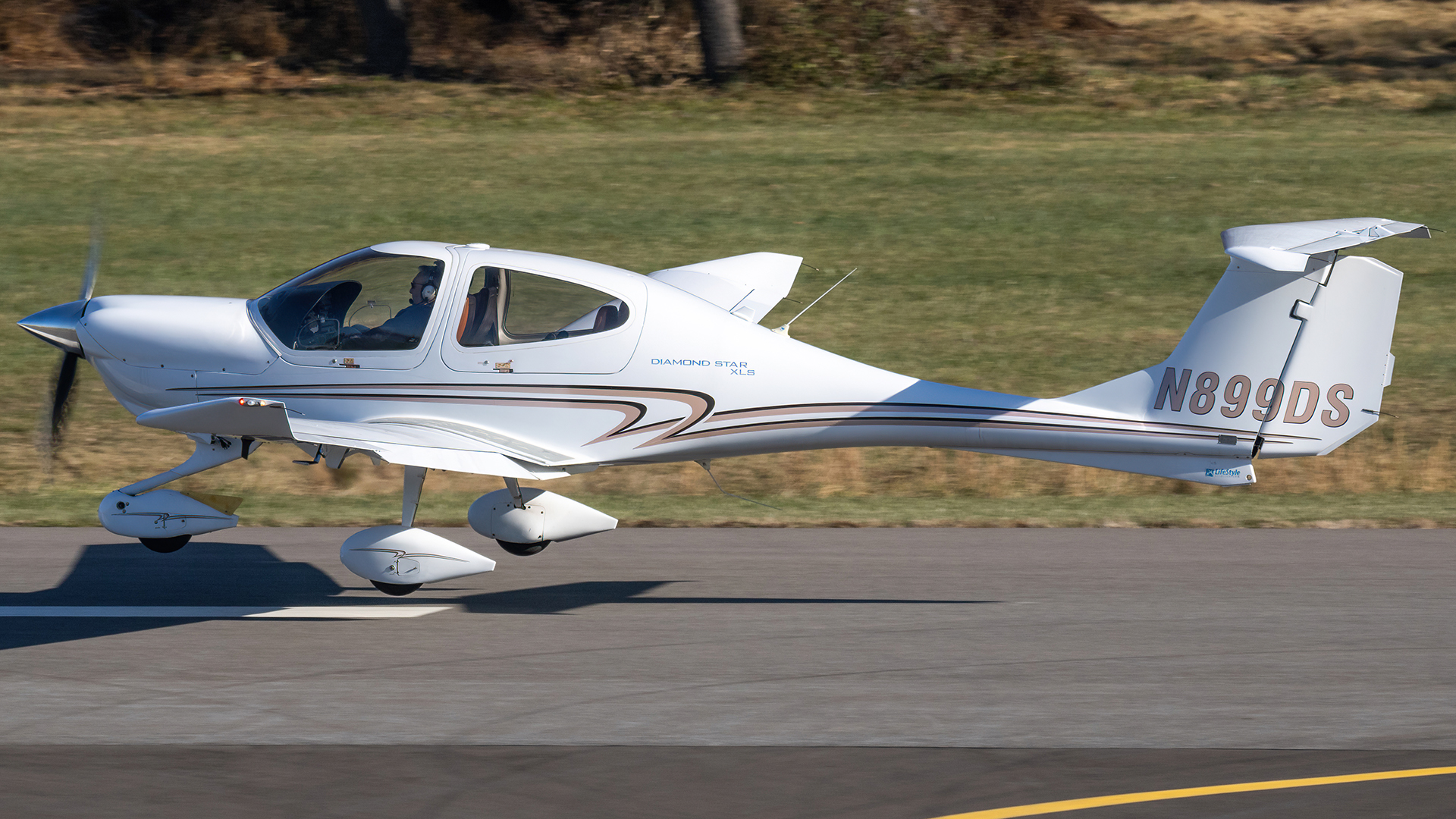 Full size: PRIVATE Diamond DA-40 N899DS at College Park Airport