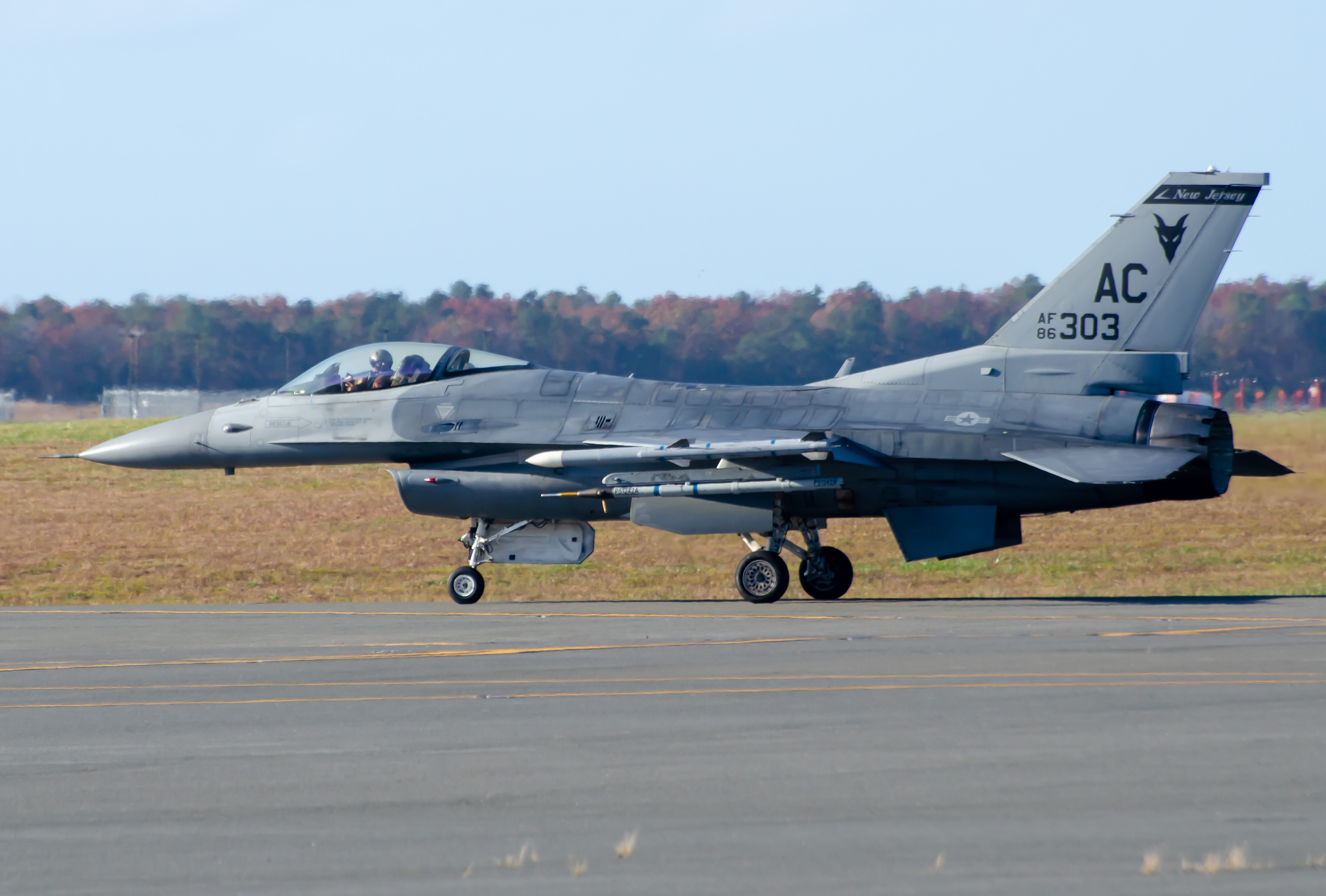 Full size: USAF - United States Air Force General Dynamics F-16 Fighting Falcon 86-0303 at Atlantic City International Airport