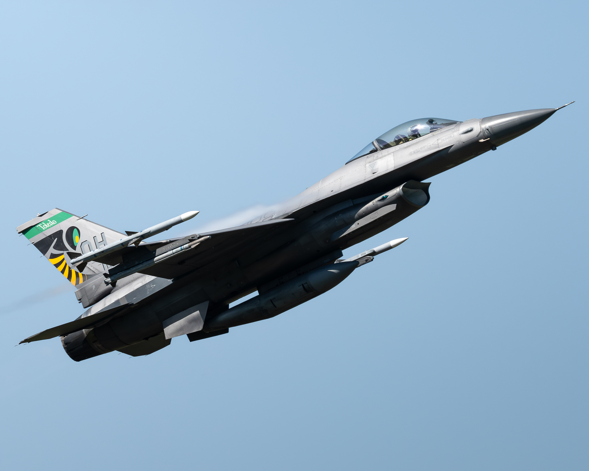 Full size: USAF - United States Air Force General Dynamics F-16 Fighting Falcon 89-2112 at Toledo Express Airport
