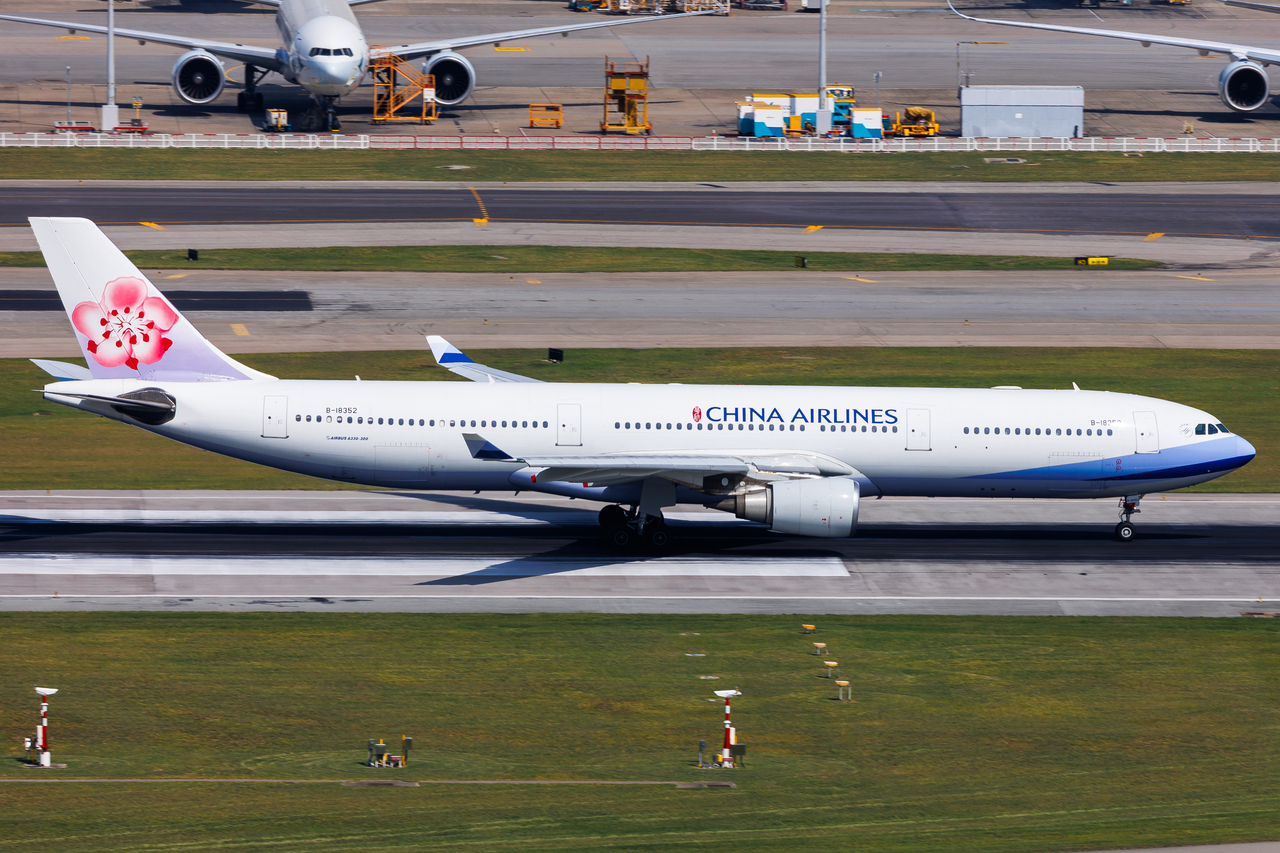 Full size: China Airlines Airbus A330-300 B-18352 at Hong Kong International Airport