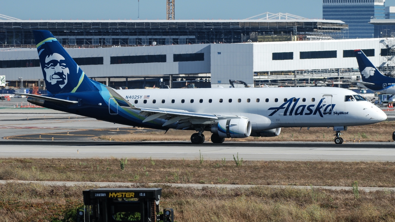 Full size: Horizon Air Embraer E175 N402SY at Los Angeles International Airport