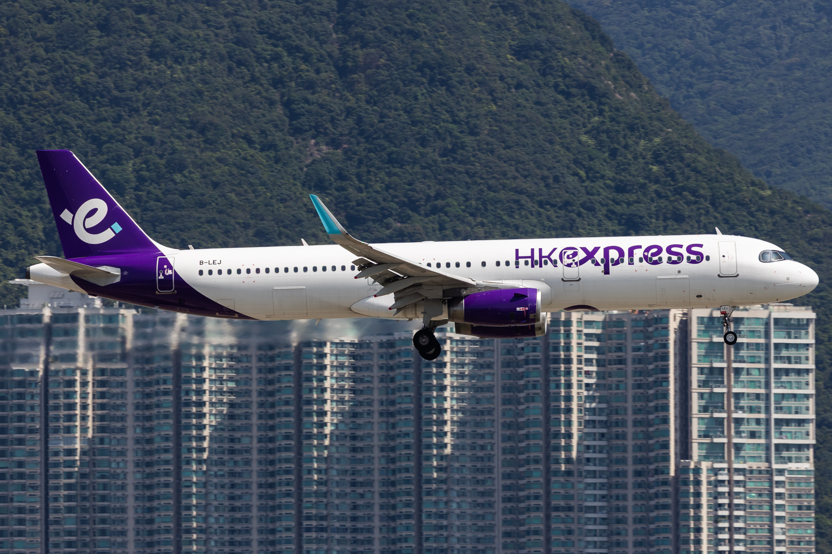 Full size: Hong Kong Express Airbus A321-200 B-LEJ at Hong Kong International Airport