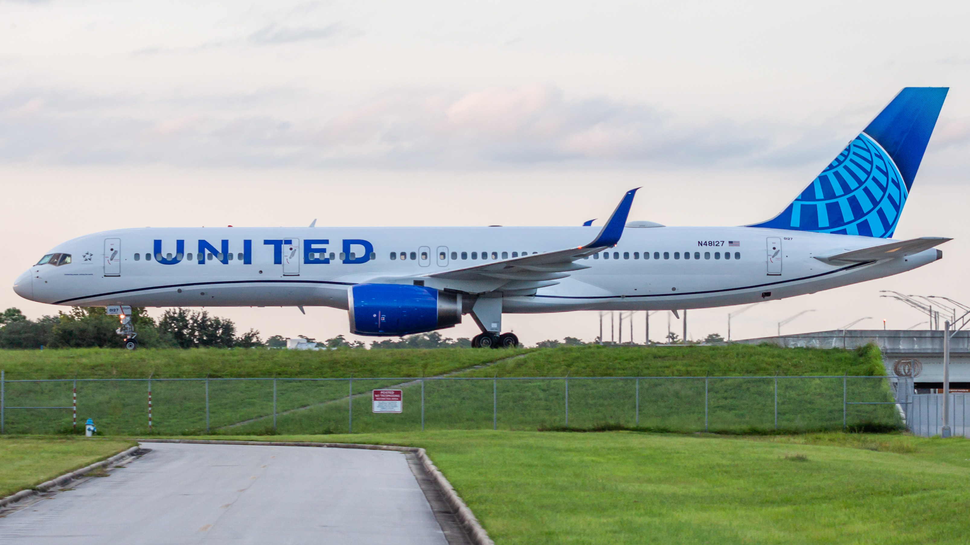 Full size: United Airlines Boeing 757-200 N48127 at Orlando International Airport
