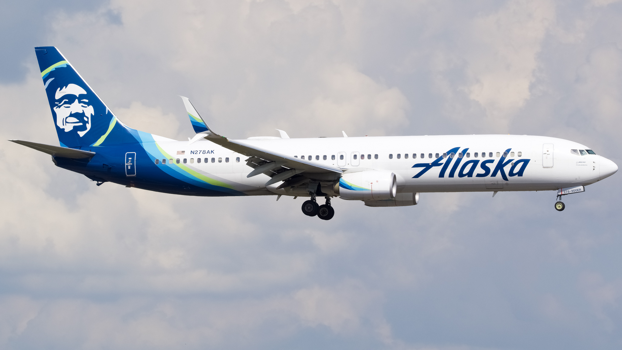 Full size: Alaska Airlines Boeing 737-900ER N278AK at Orlando International Airport