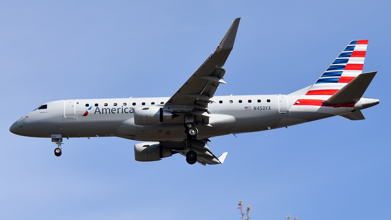Full size: American Eagle Embraer E175 N450YX at Pittsburgh International Airport