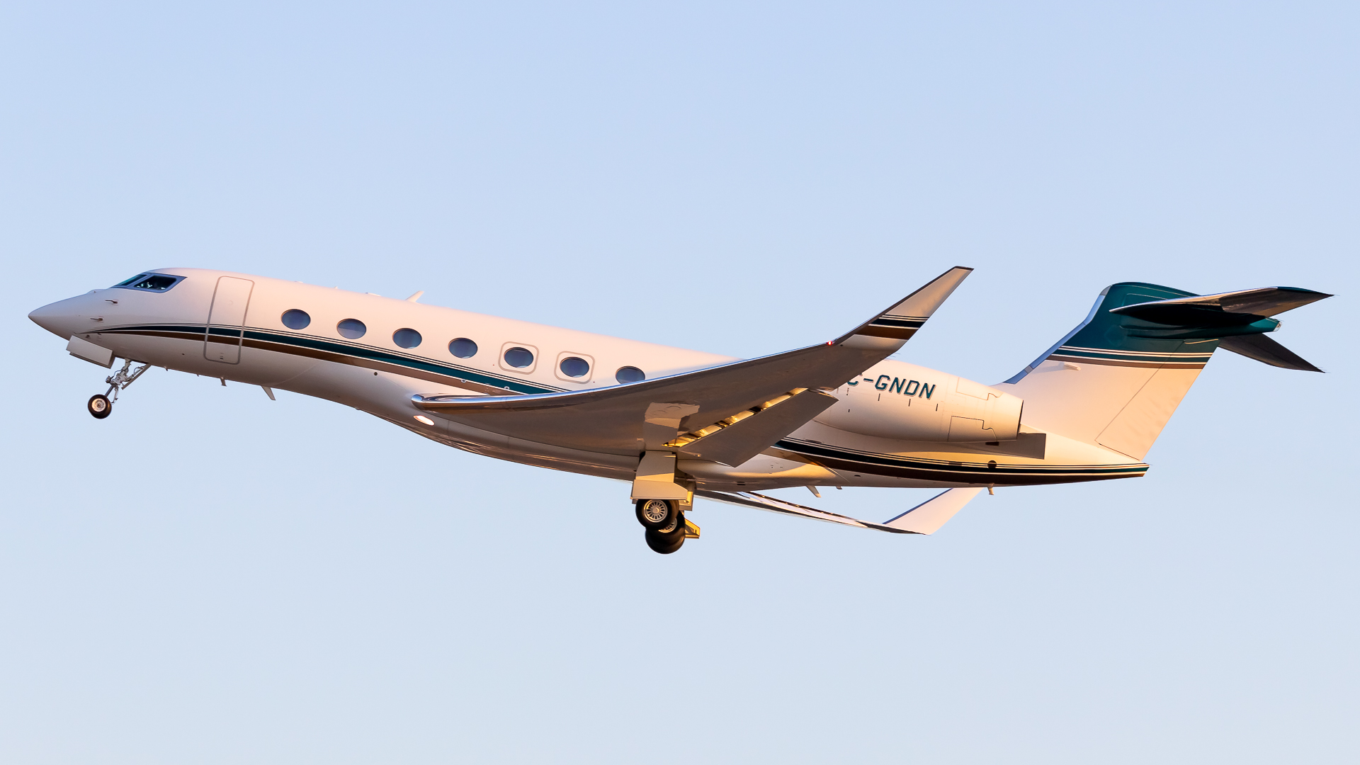 Full size: Sunwest Aviation Gulfstream G650 C-GNDN at Victoria International Airport