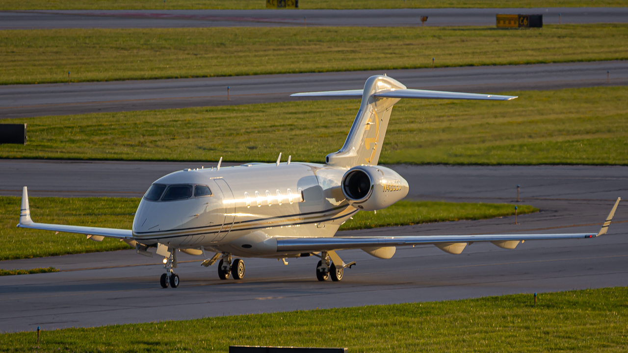 Full size: PRIVATE Bombardier Challenger 300 N495EC at John Glenn Columbus International Airport