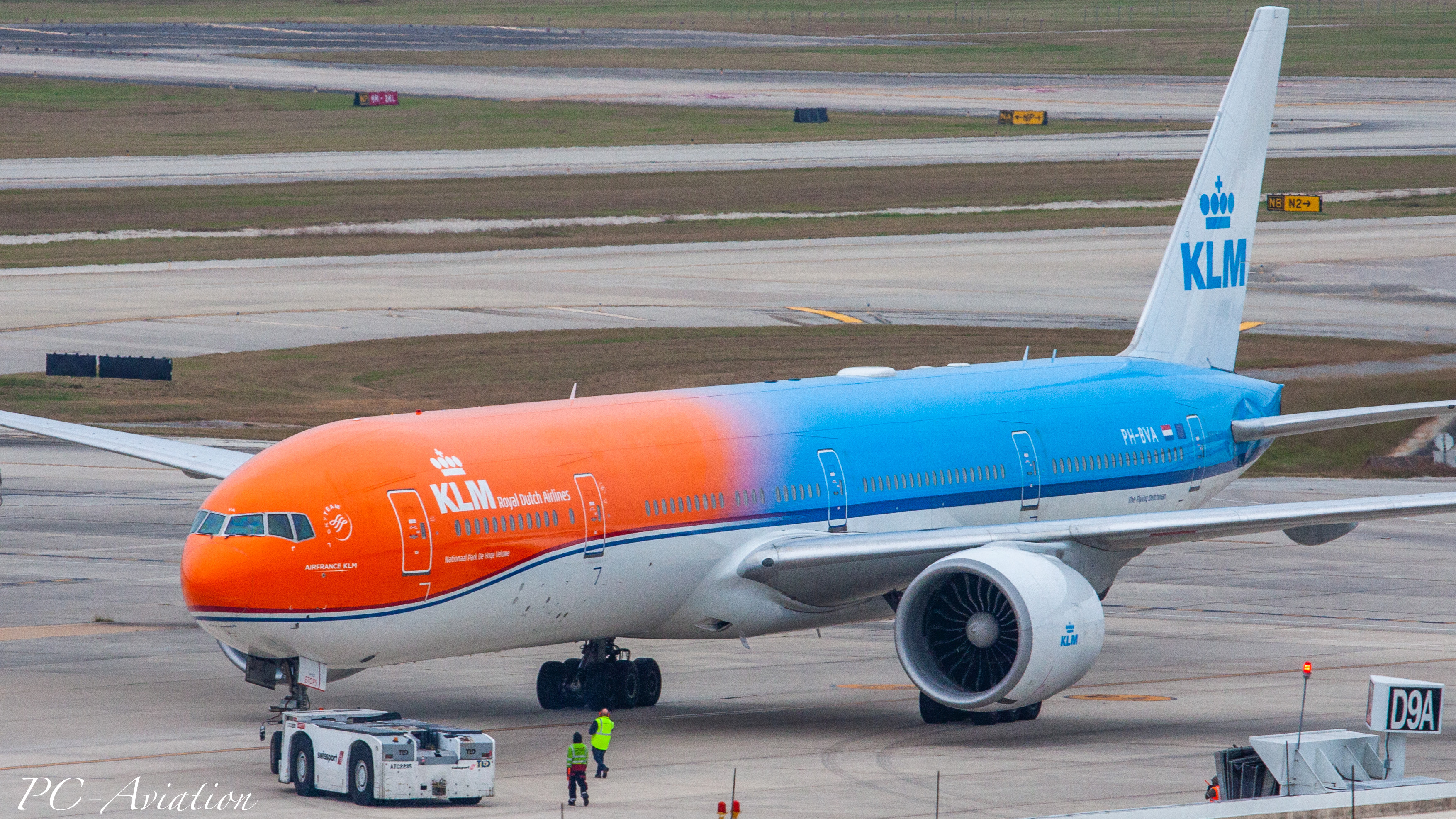 Full size: KLM Boeing 777-300ER PH-BVA at Houston-George Bush Intercontinental Airport