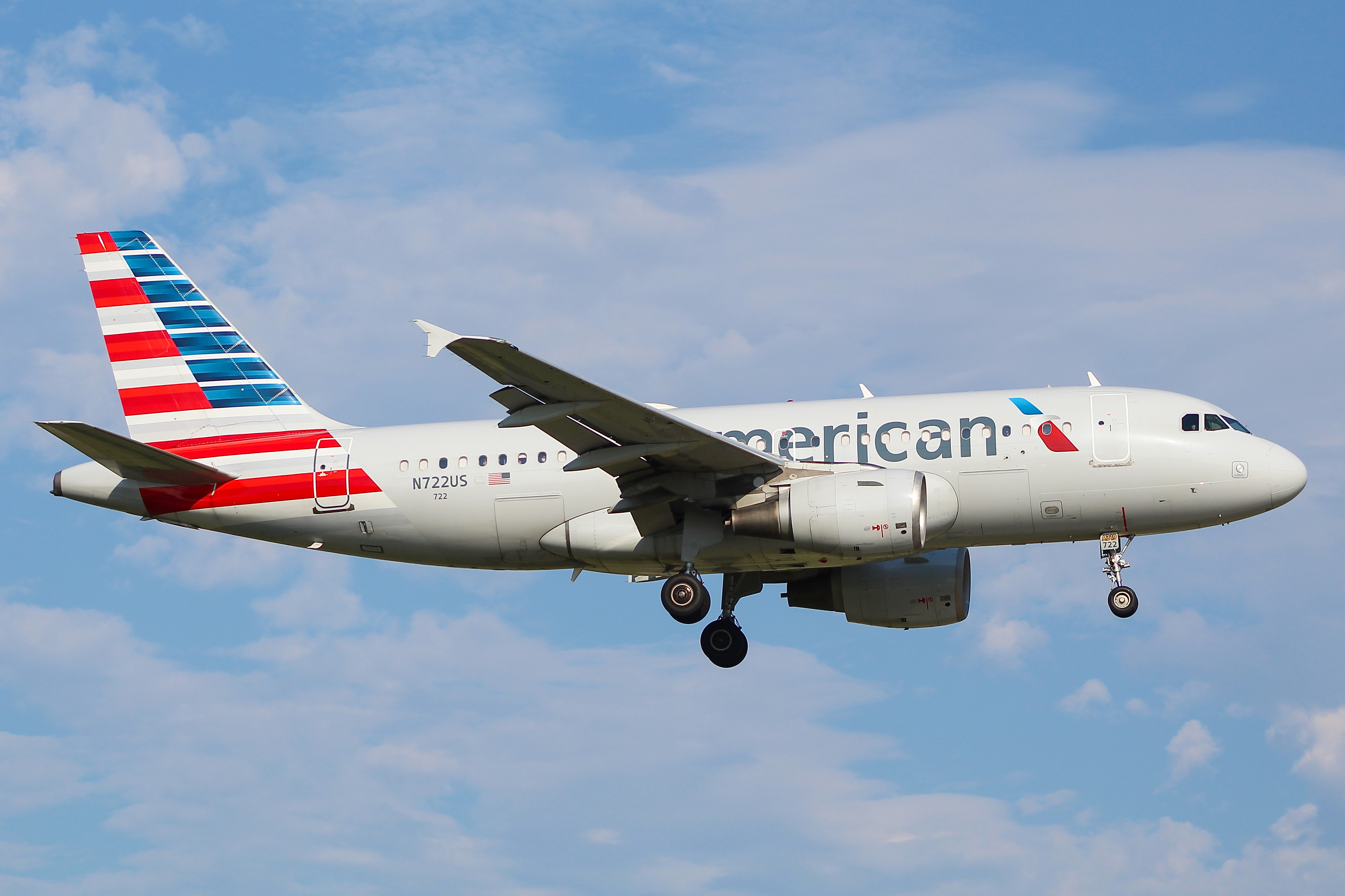 Full size: American Airlines Airbus A319 N722US at General Mitchell International Airport