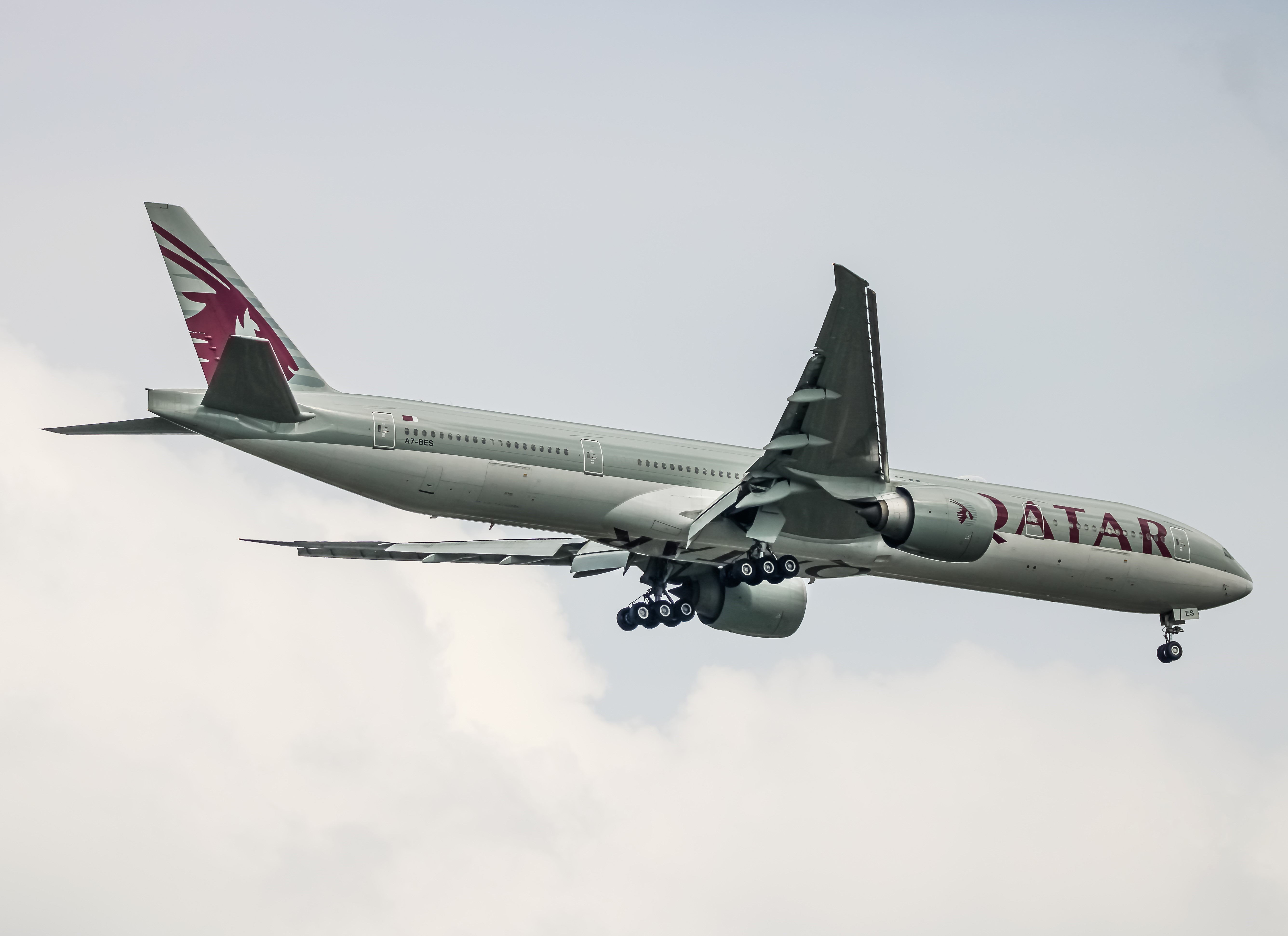 Full size: Qatar Airways Boeing 777-300ER A7-BES at Washington Dulles International Airport