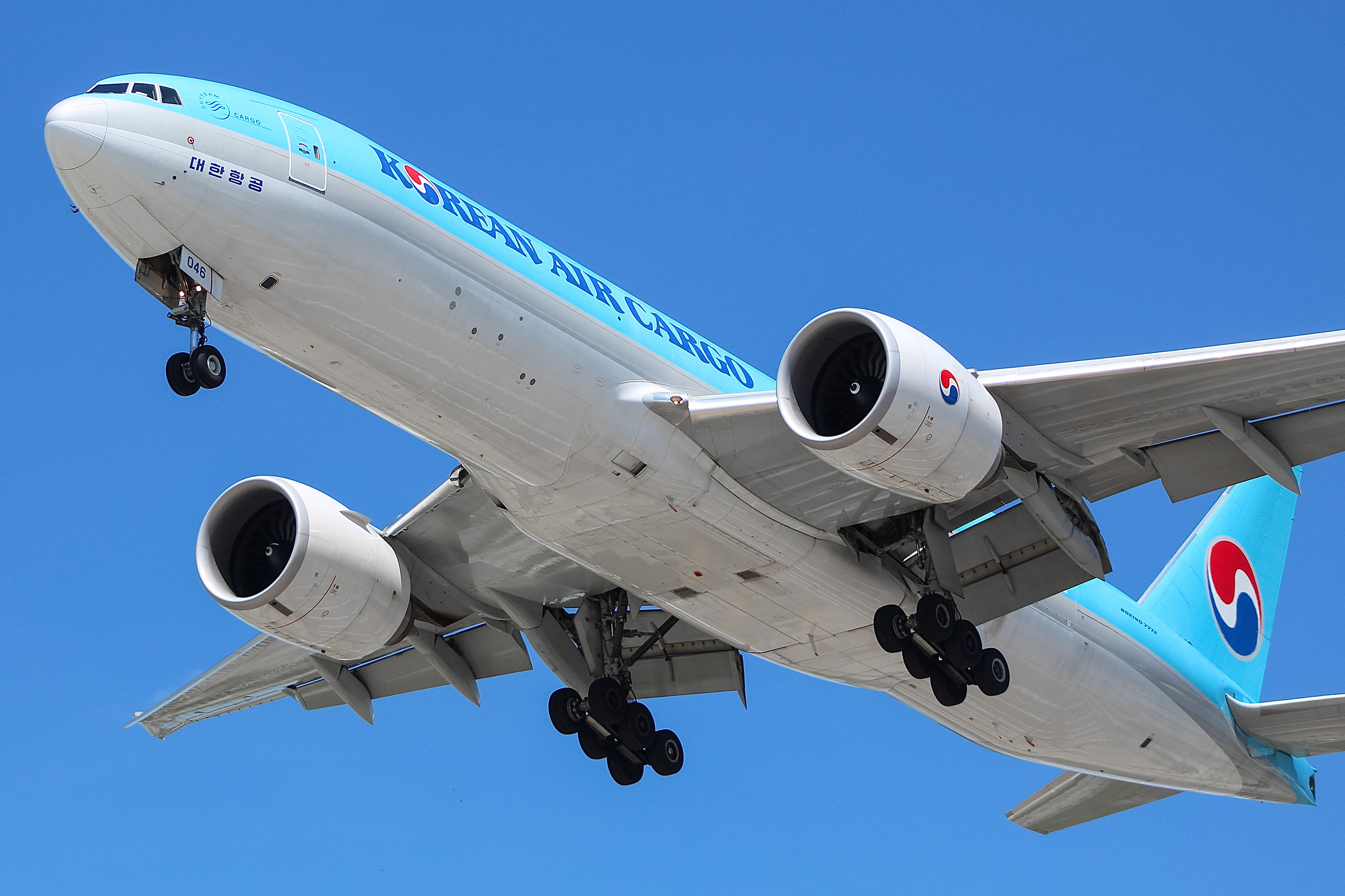 Full size: Korean Air Cargo Boeing 777-F HL8046 at Chicago O'Hare International Airport