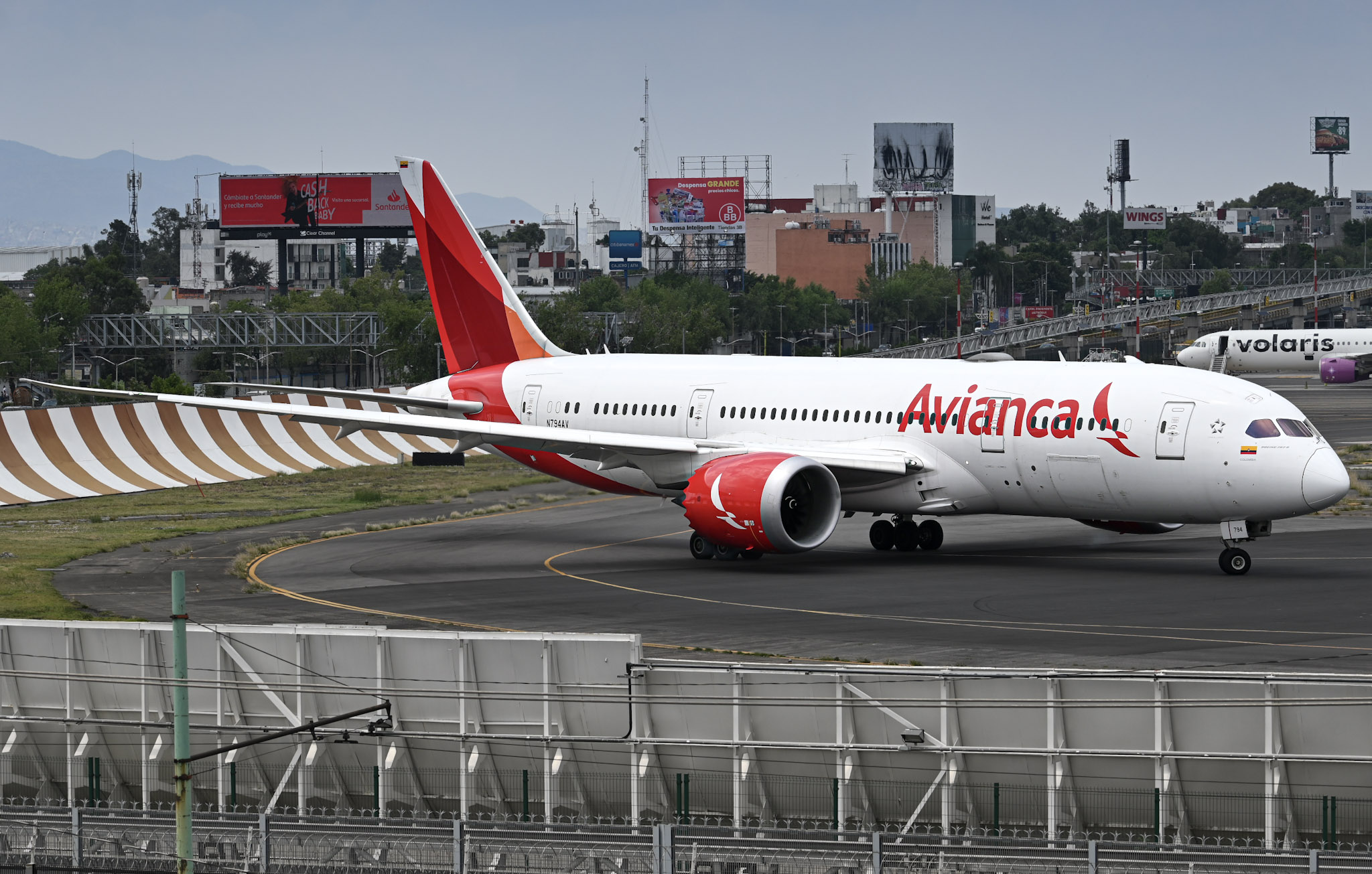 Full size: Avianca Boeing 787-8 N794AV at Mexico City International Airport