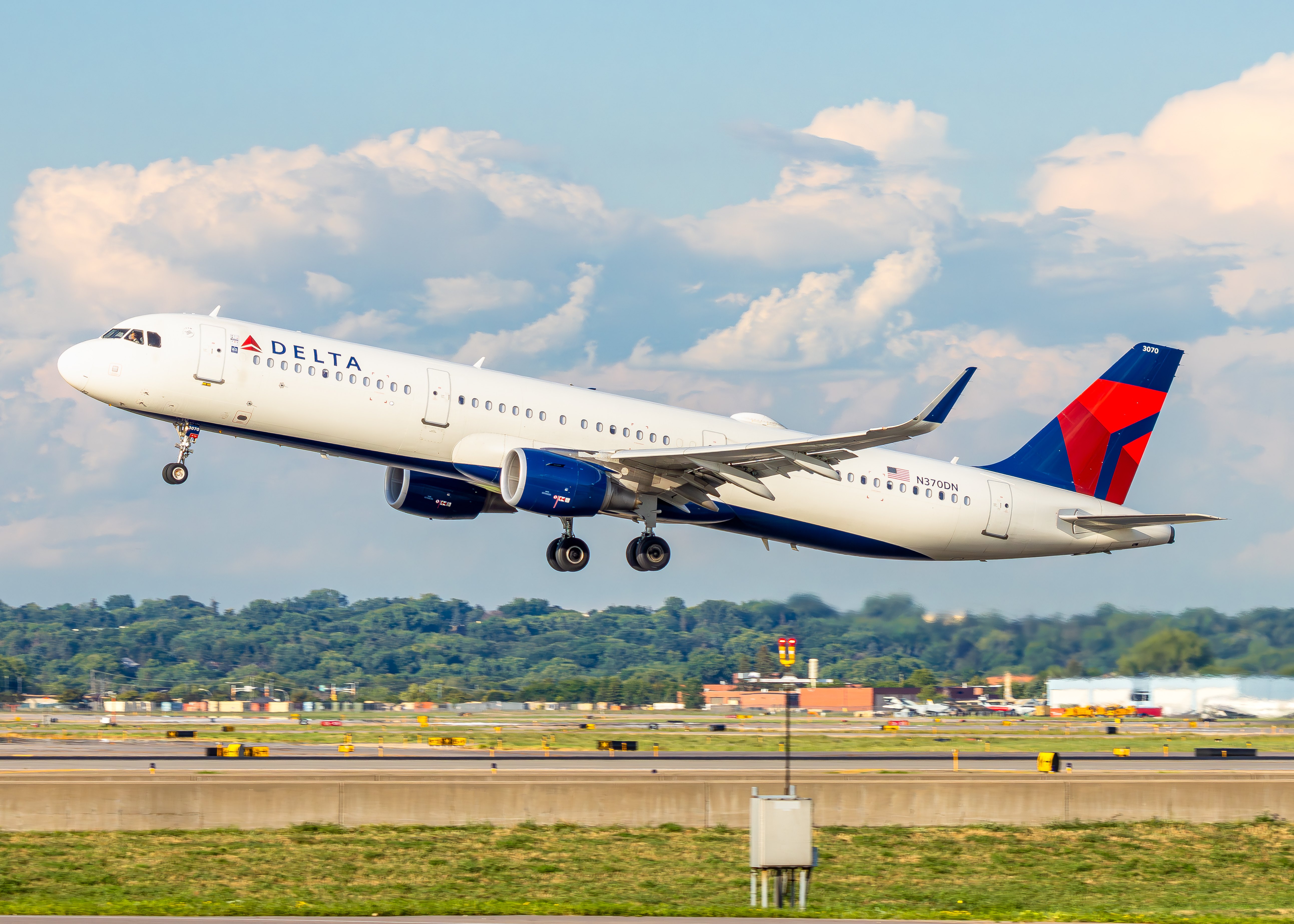 Full size: Delta Airlines Airbus A321-200 N370DN at Minneapolis-St Paul International/Wold-Chamberlain Airport