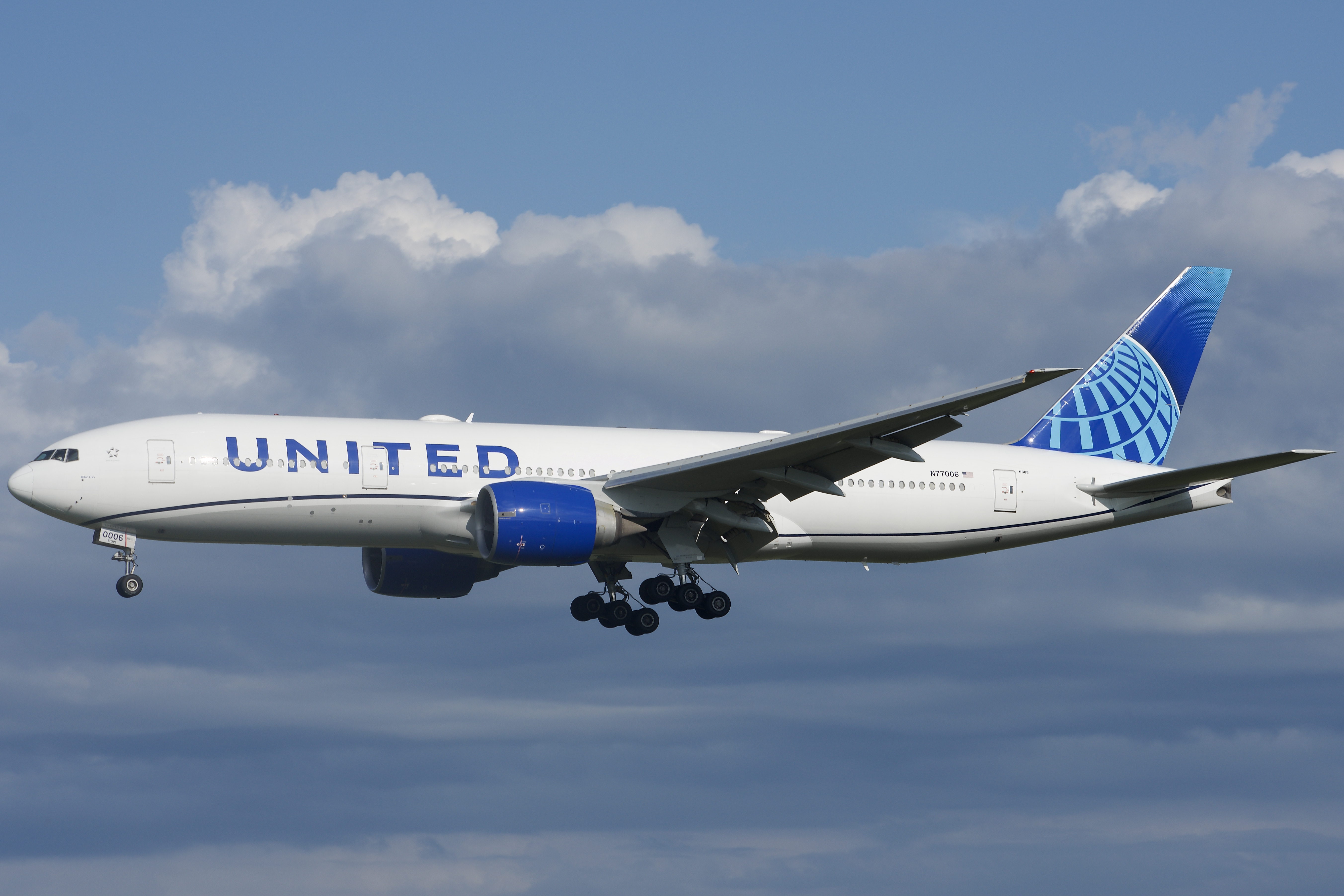 Full size: United Airlines Boeing 777-200ER N77006 at Green Bay-Austin Straubel International Airport