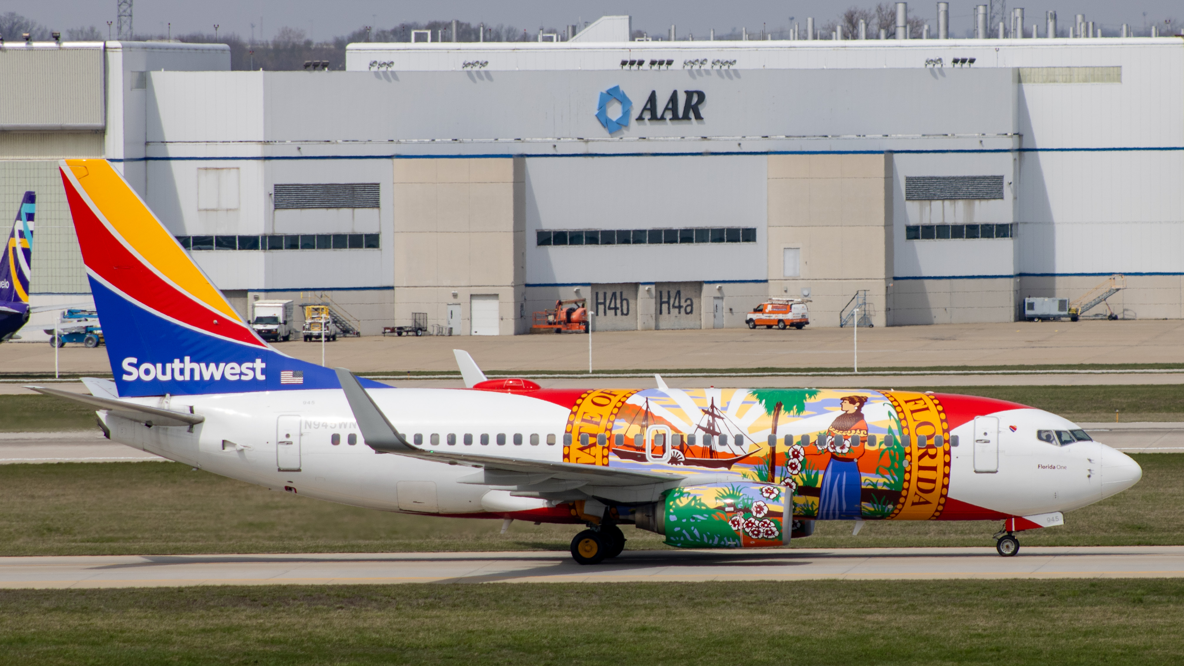 Full size: Southwest Airlines  Boeing 737-700 N945WN at Indianapolis International Airport