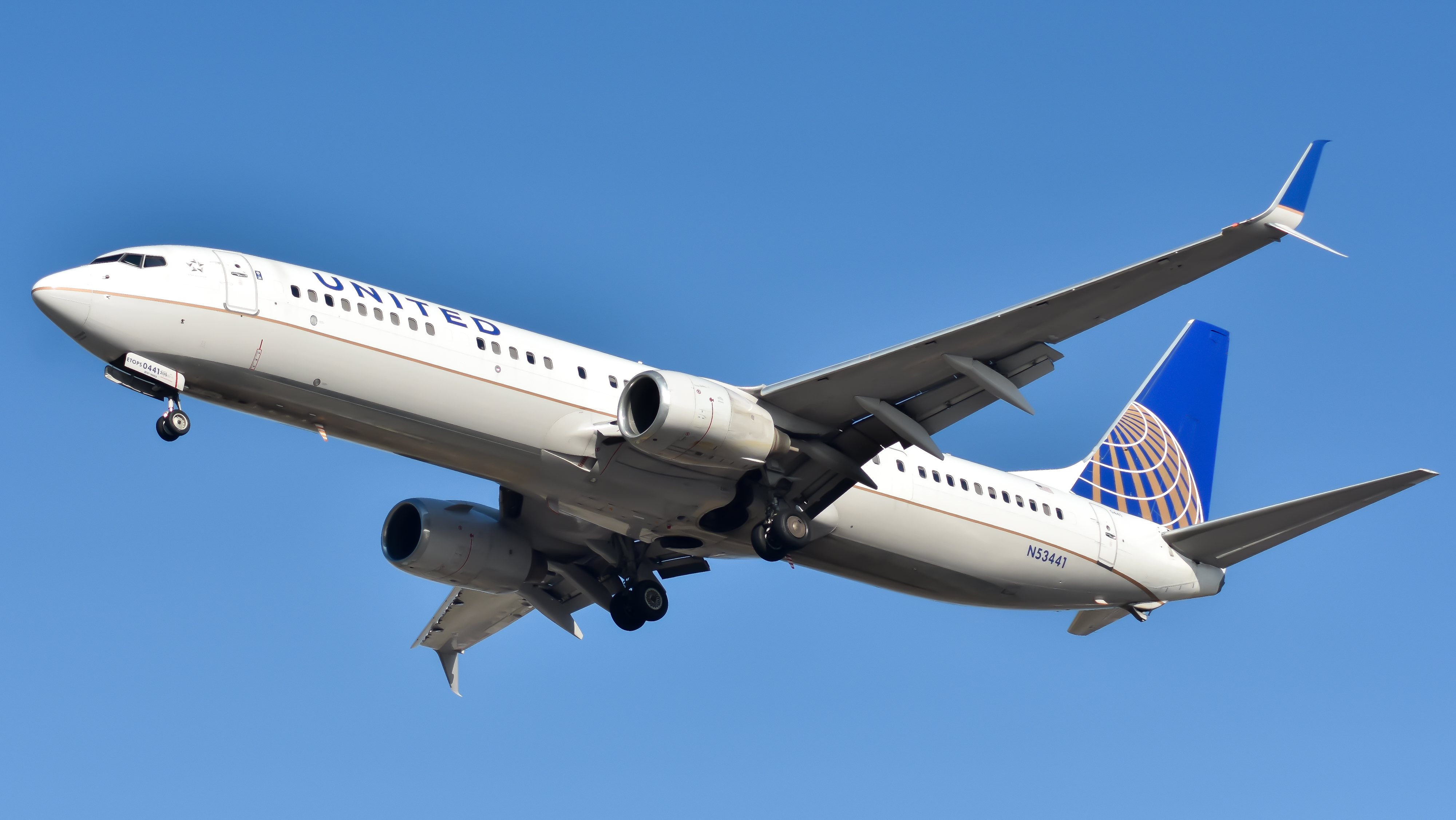 Full size: United Airlines Boeing 737-900ER N53441 at Chicago O'Hare International Airport
