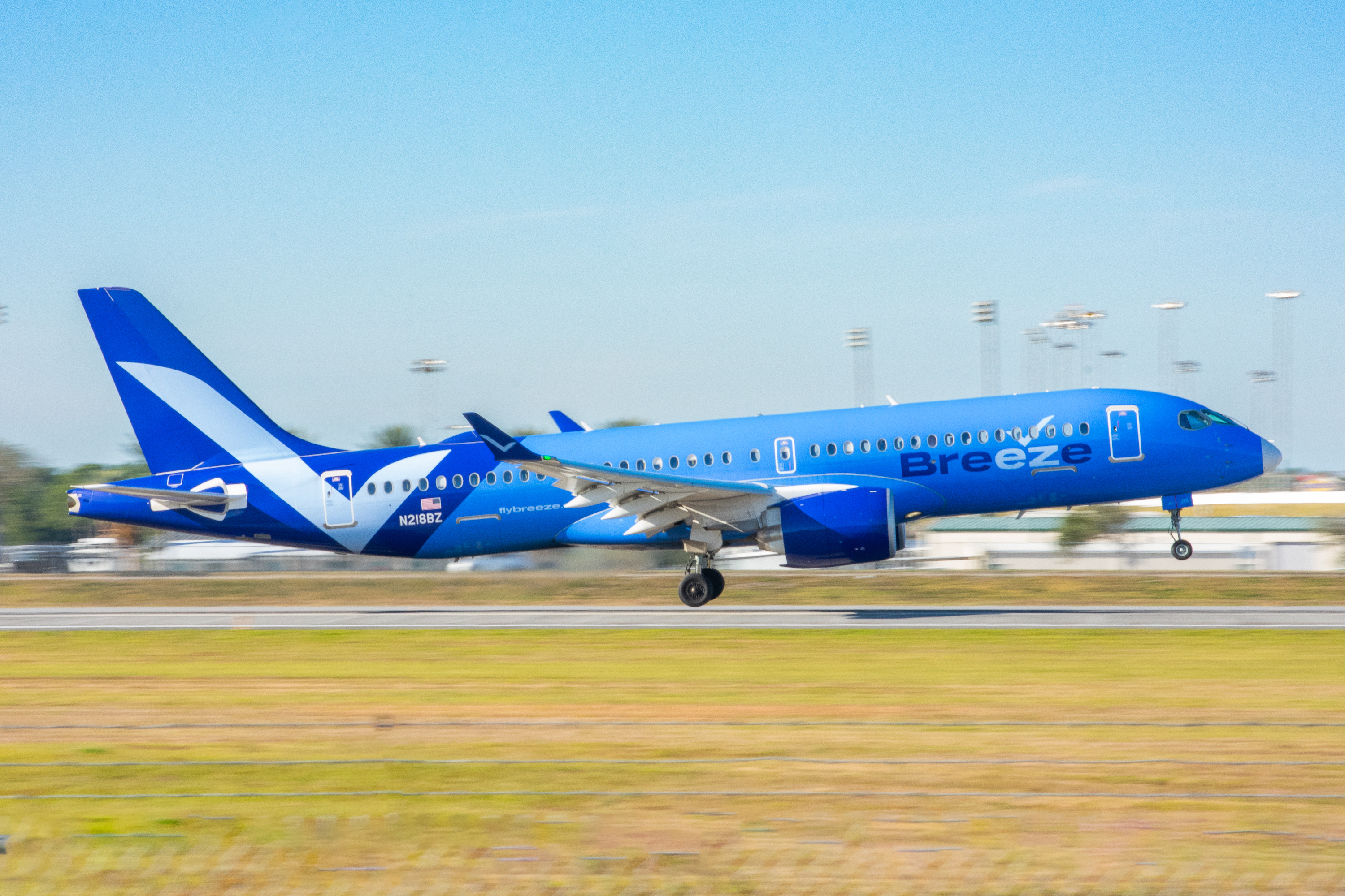 Full size: Breeze Airways Airbus A220-300 N218BZ at Daytona Beach International Airport
