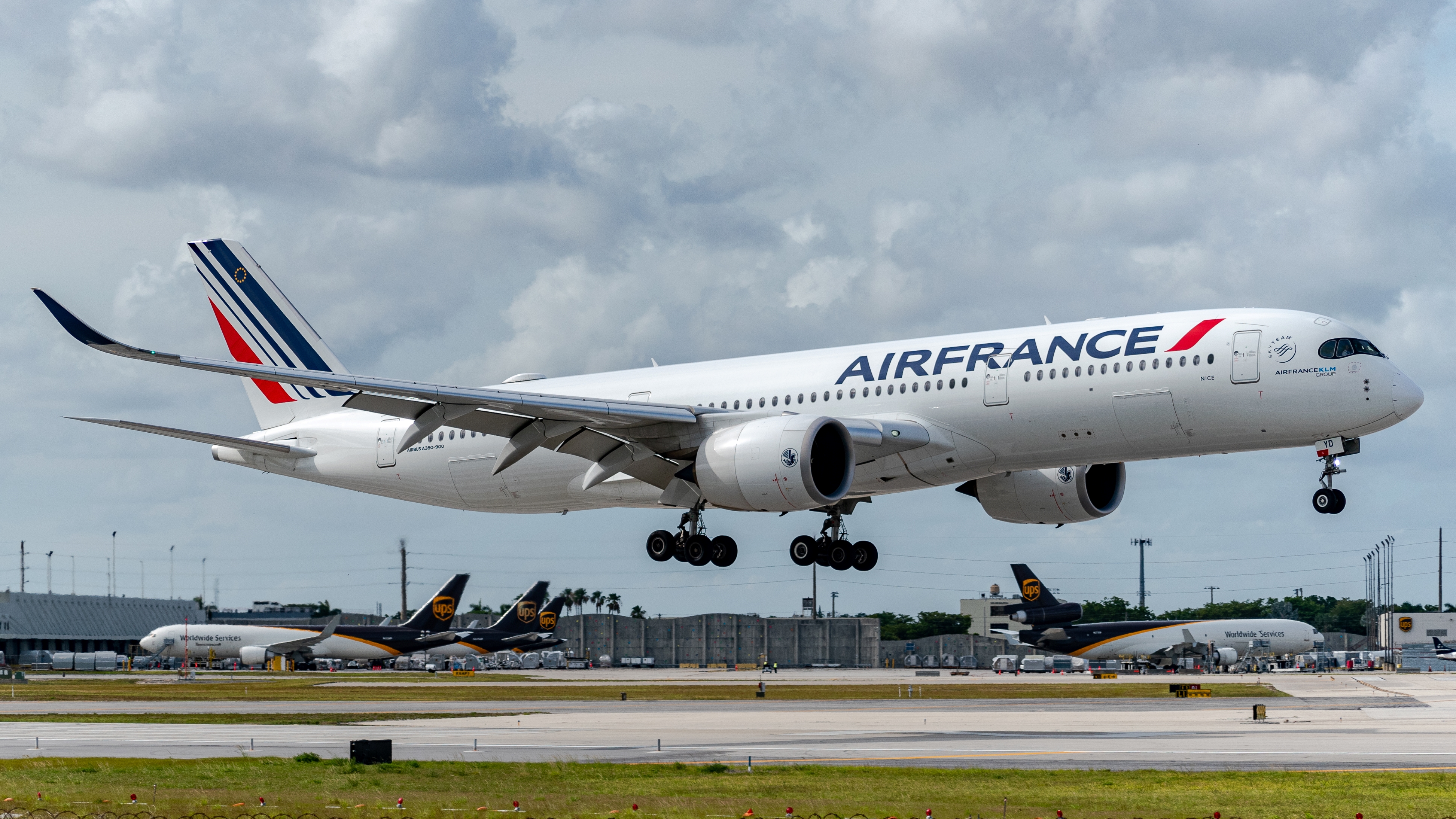 Full size: Air France Airbus A350-900 F-HTYD at Miami International Airport