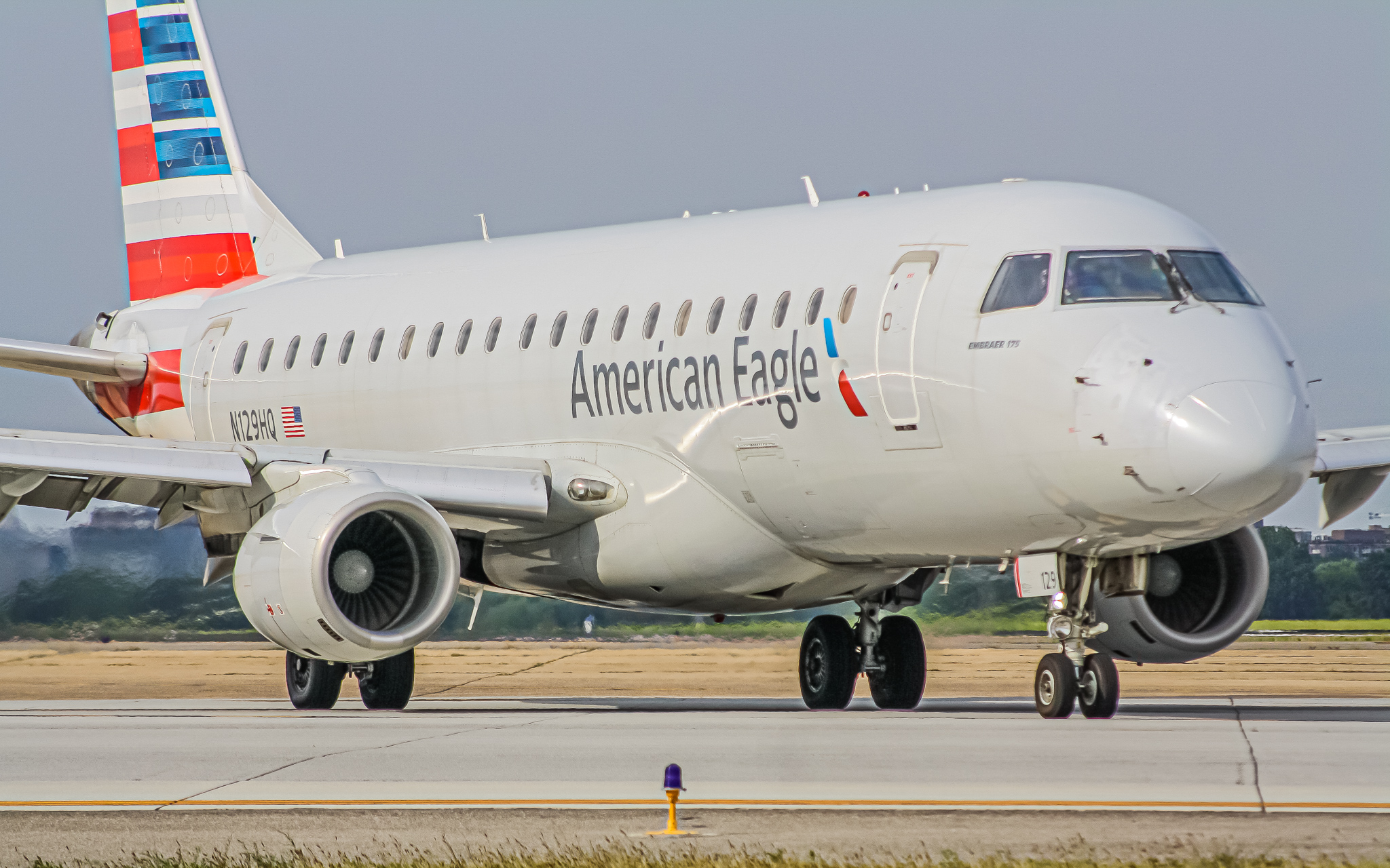 Full size: American Eagle Embraer E175 N129HQ at Ronald Reagan National Airport