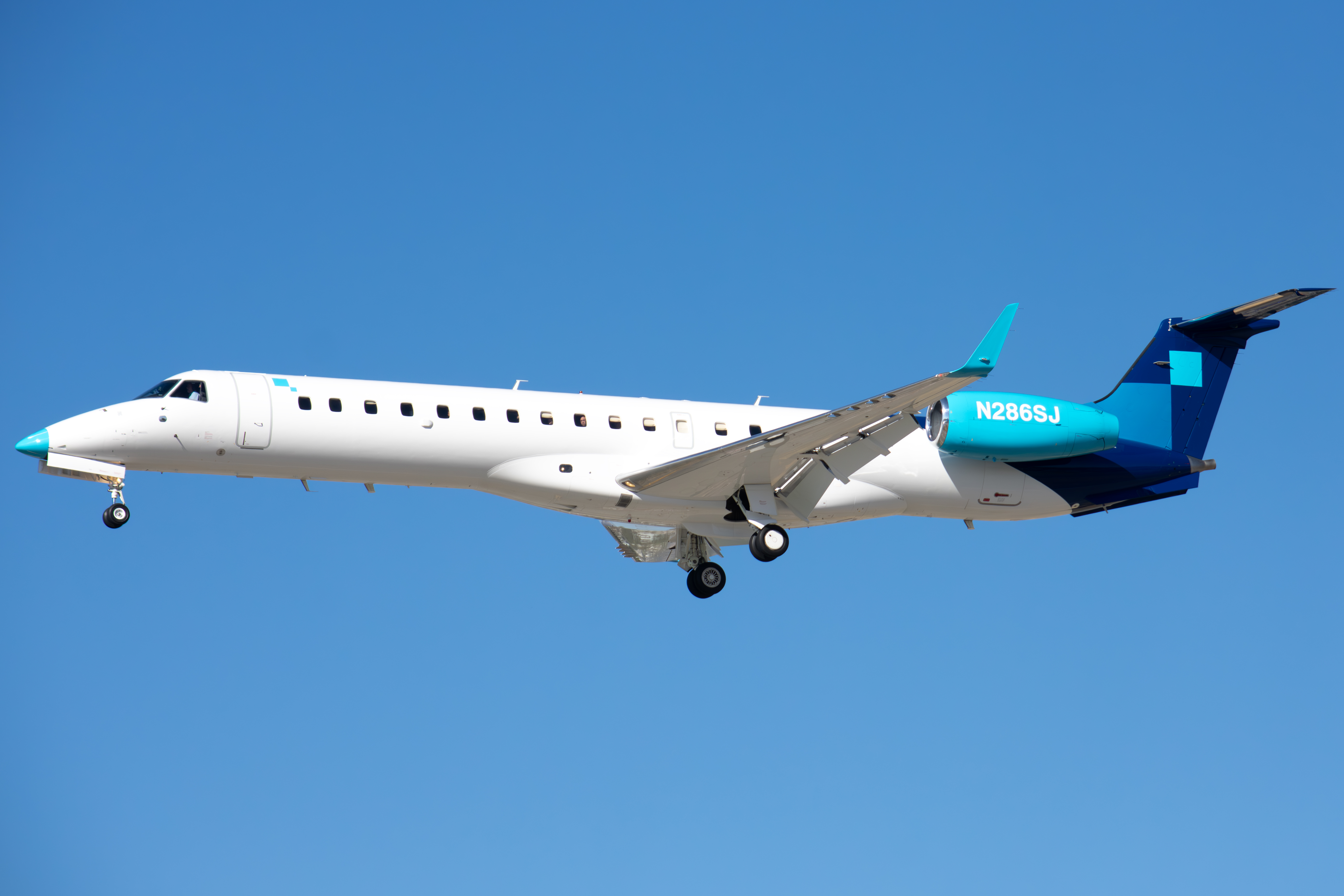Full size: Intel Air Shuttle Embraer ERJ145 N286SJ at Norman Y Mineta San Jose International Airport