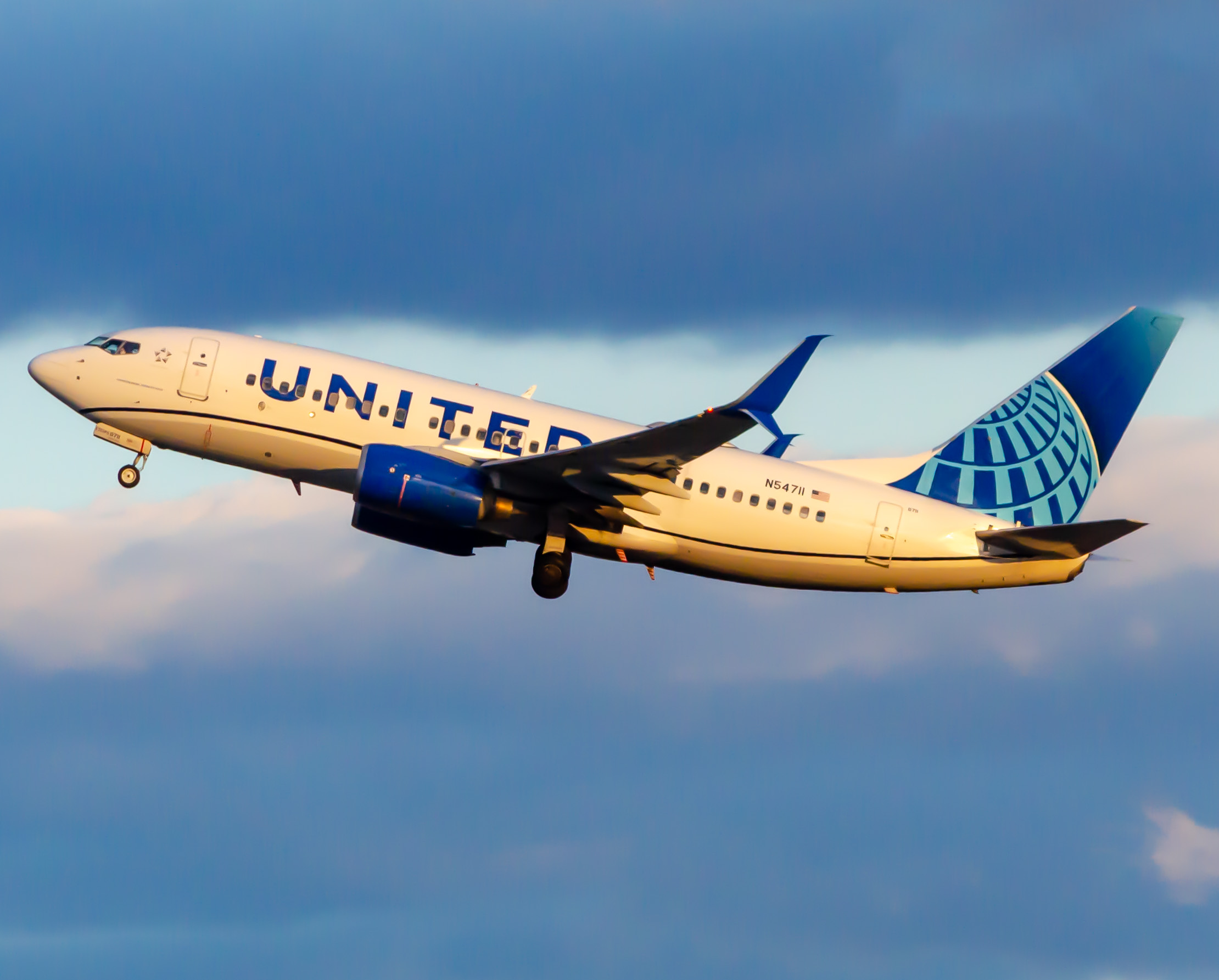 Full size: United Airlines Boeing 737-700 N54711 at Newark Liberty International Airport