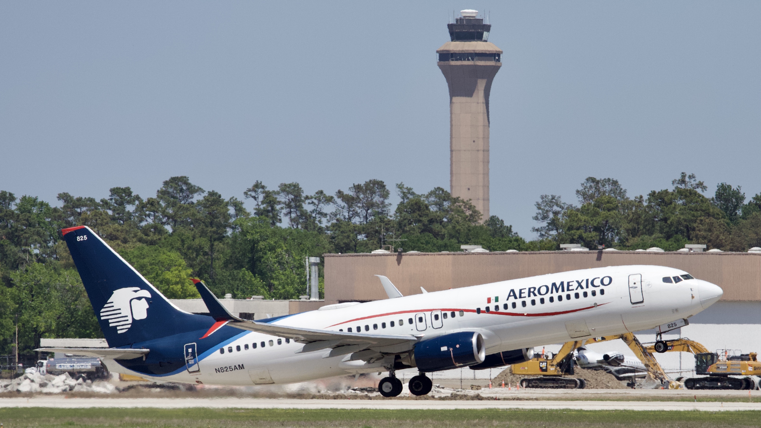 Full size: Aeromexico Boeing 737-800 N825AM at Houston-George Bush Intercontinental Airport