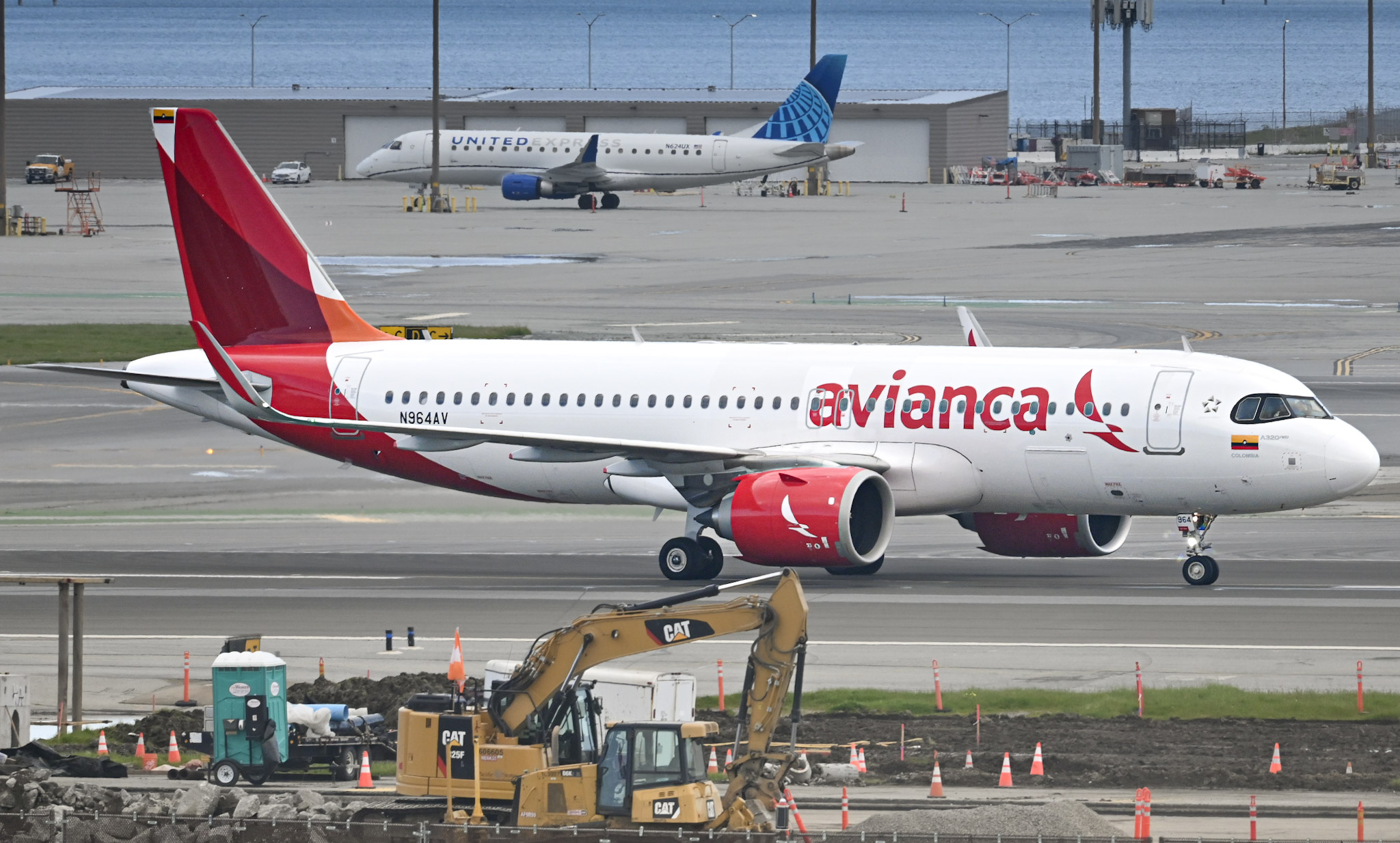 Full size: Avianca Airbus A320NEO N964AV at San Francisco International Airport