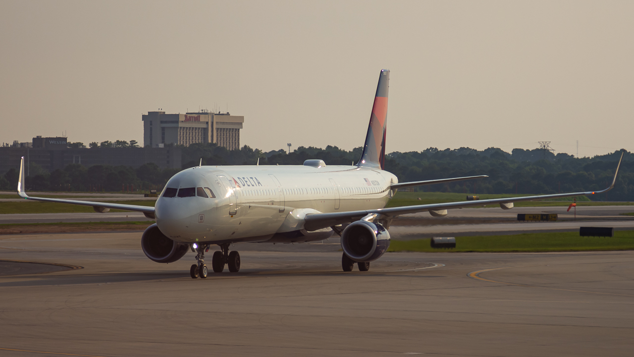Full size: Delta Airlines Airbus A321-200 N357DN at Hartsfield-Jackson Atlanta International Airport