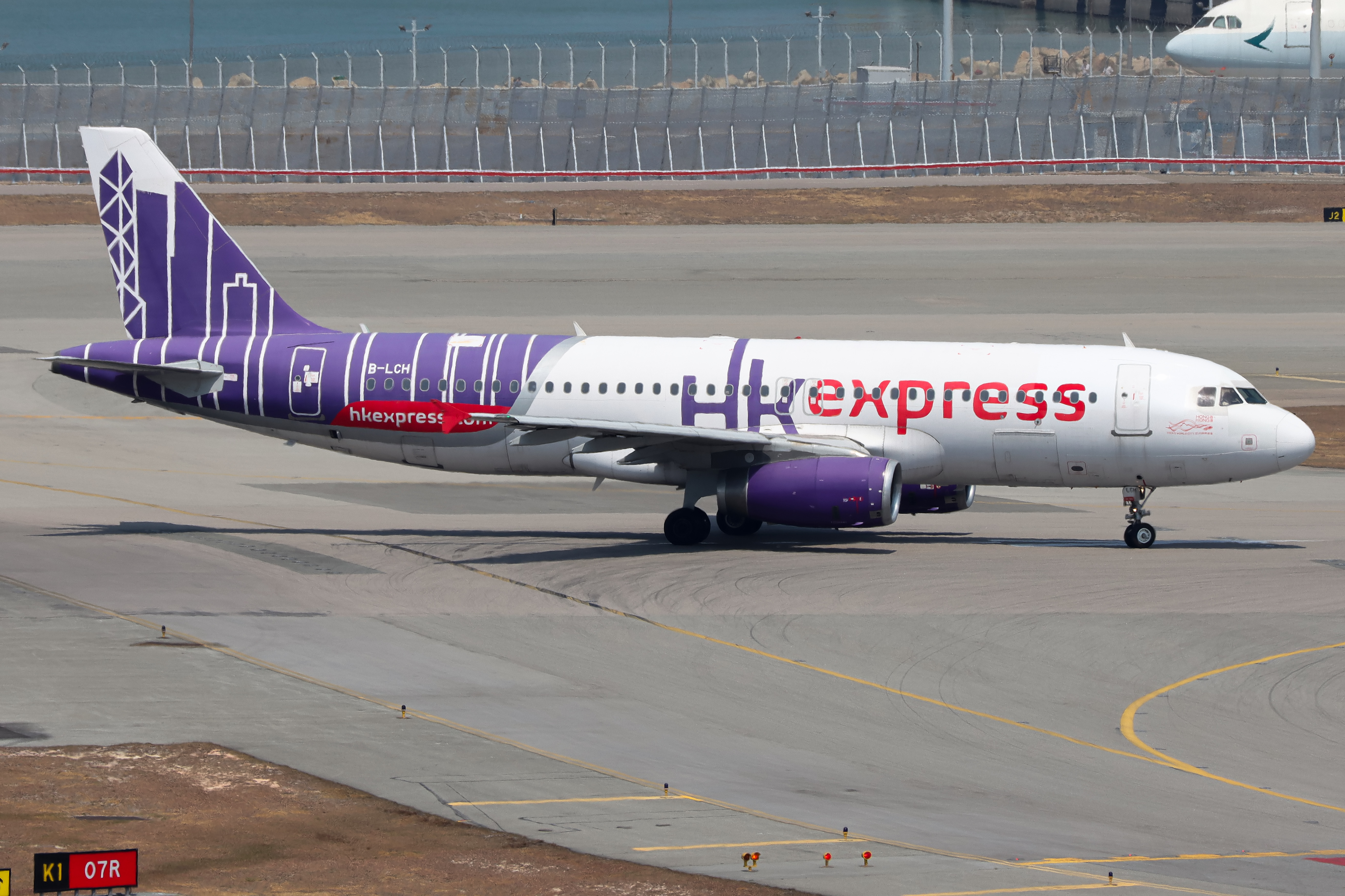 Full size: Hong Kong Express Airbus A320 B-LCH at Hong Kong International Airport