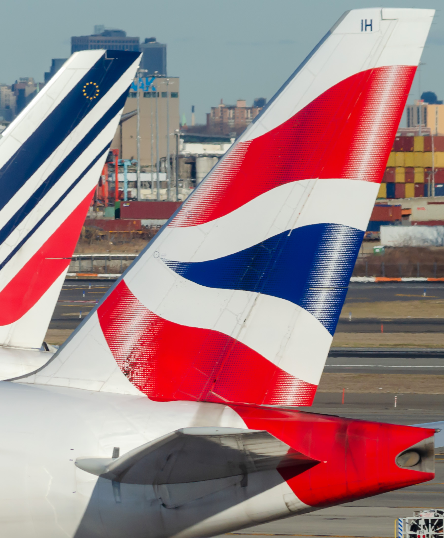 Full size: British Airways Boeing 777-200ER G-VIIH  at Newark Liberty International Airport