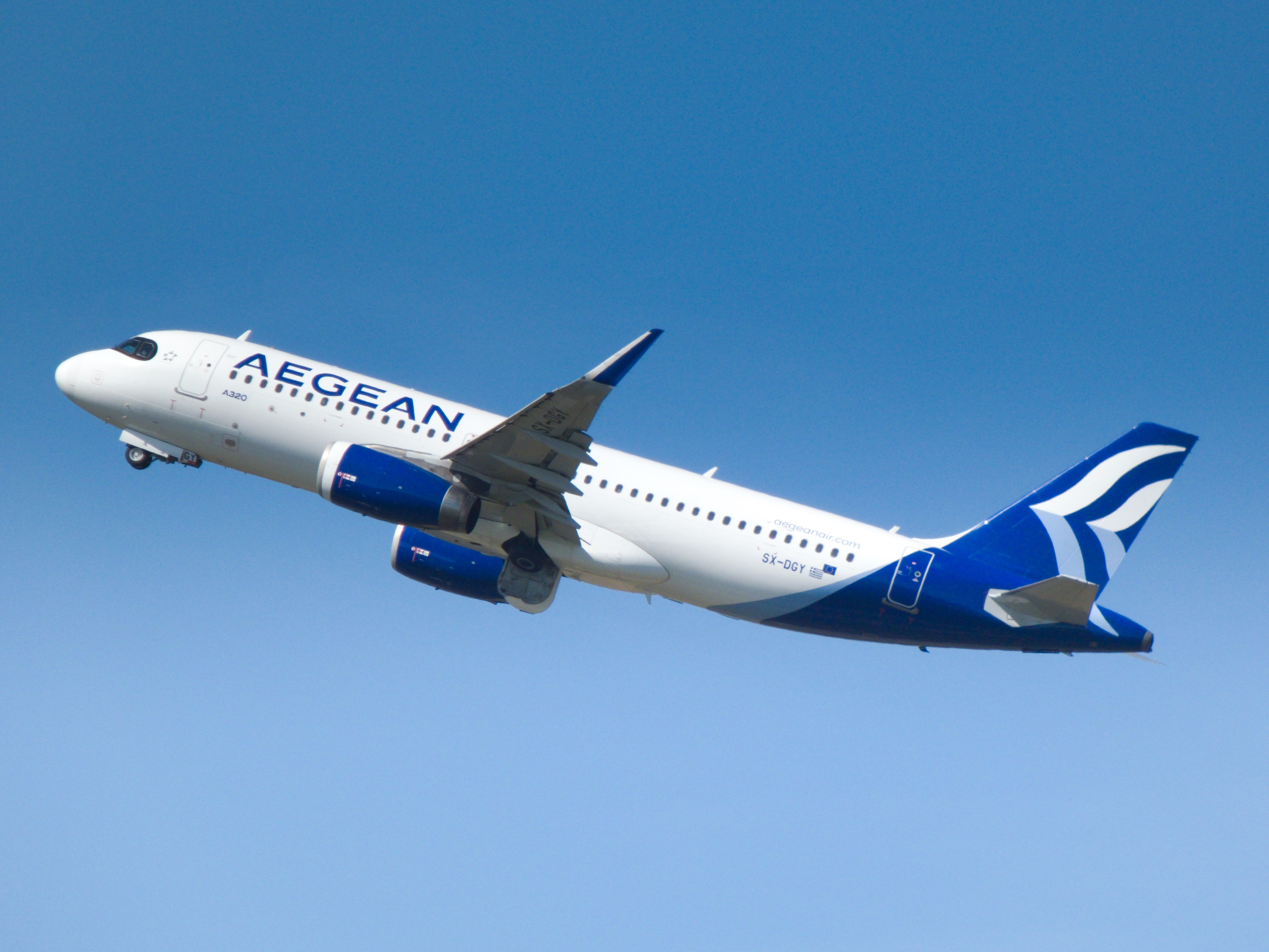 Full size: Aegean Airlines Airbus A320 SX-DGY at Vienna International Airport