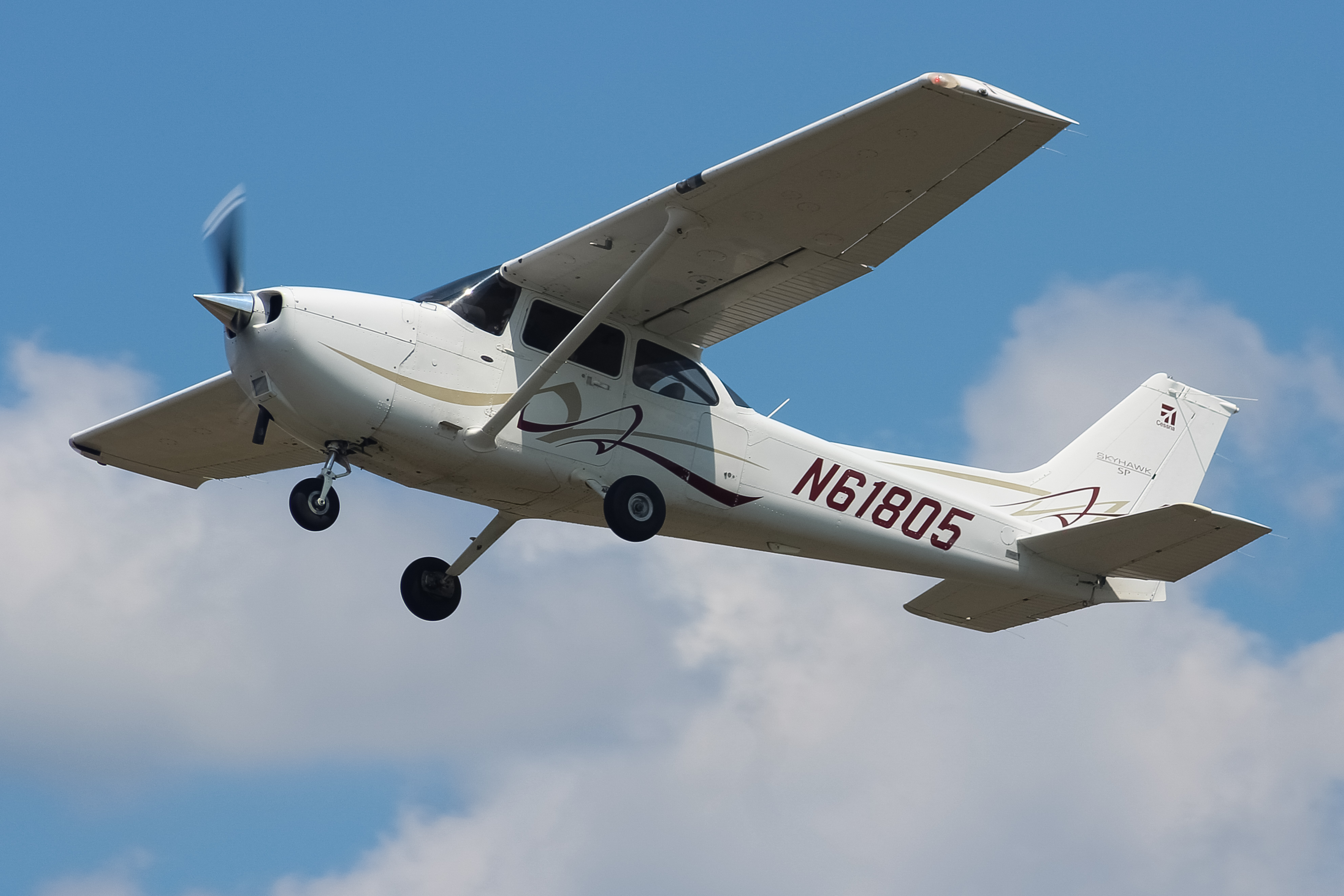 Full size: PRIVATE  Cessna 172 N61805 at Clermont County Airport