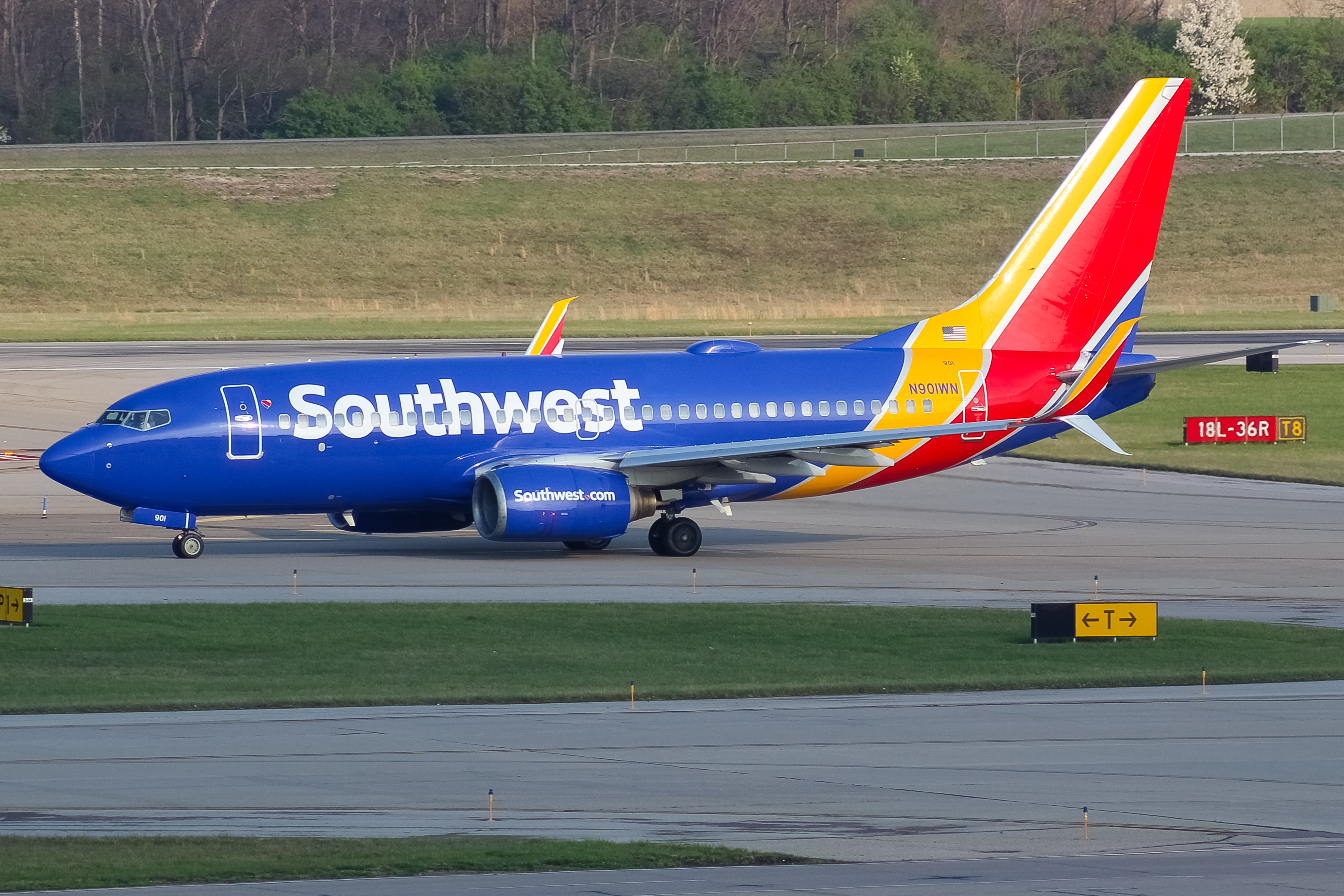 Full size: Southwest Airlines Boeing 737-700 N901WN at Cincinnati/Northern Kentucky International Airport