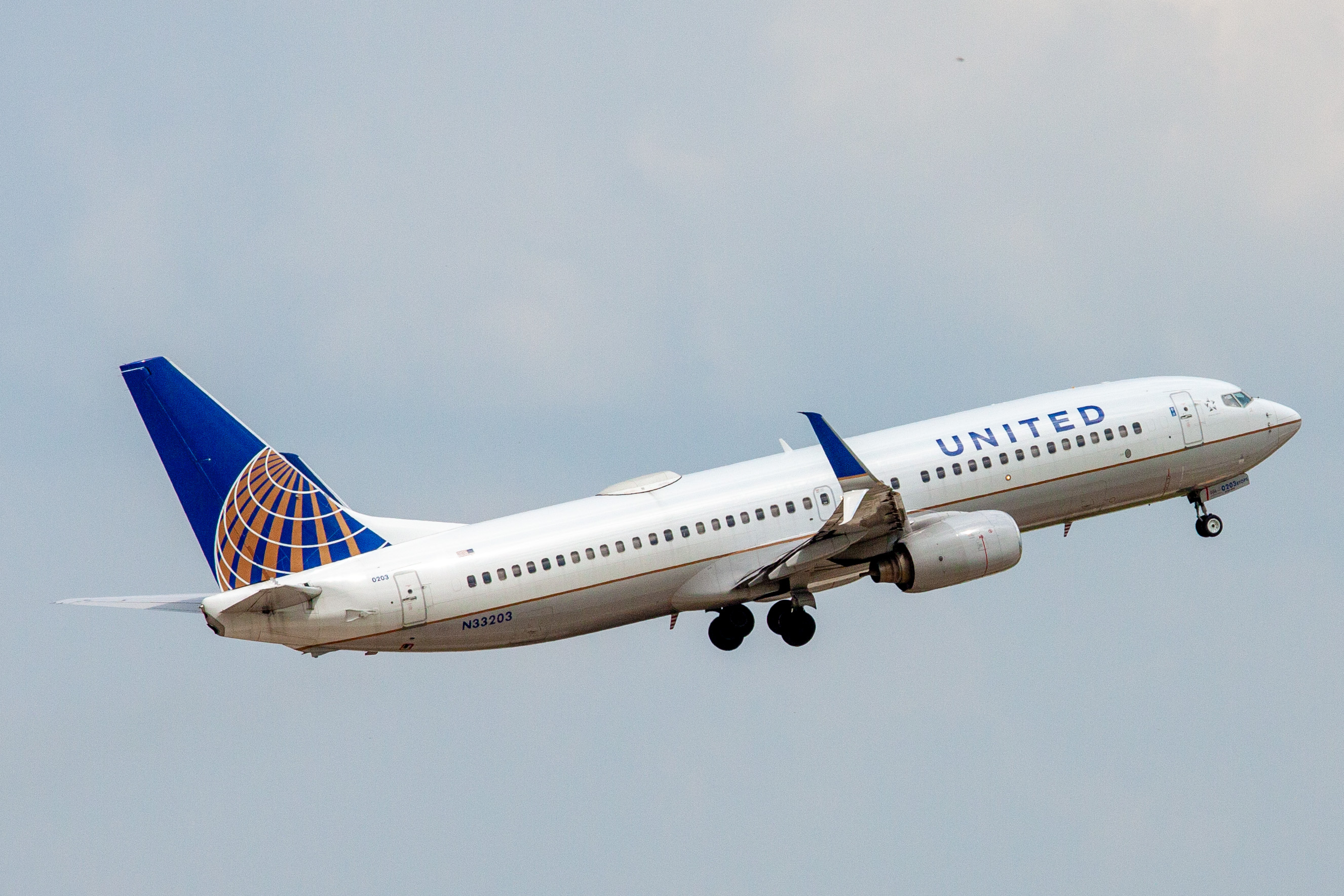 Full size: United Airlines Boeing 737-800 N33203 at Houston-George Bush Intercontinental Airport