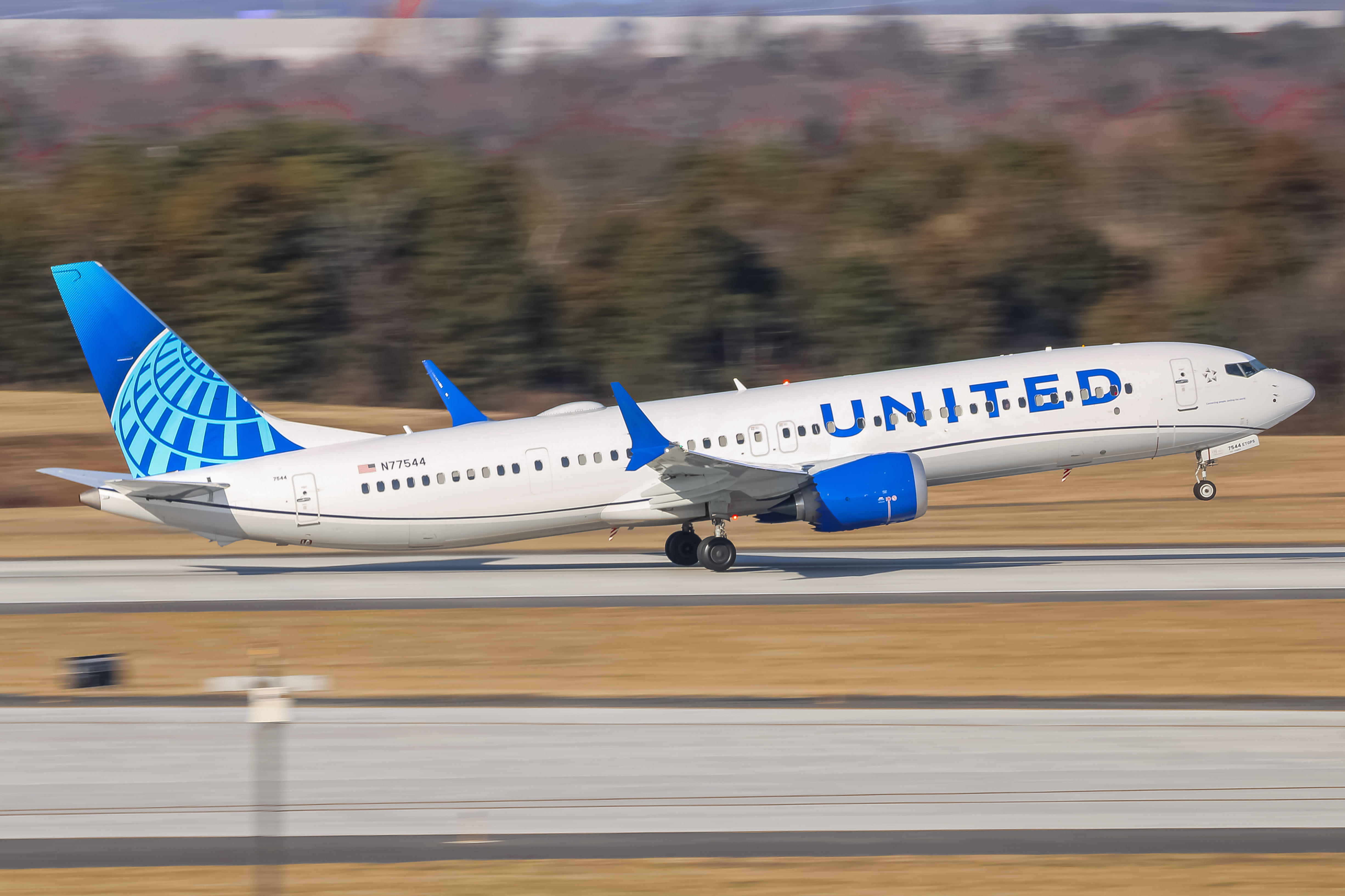 Full size: United Airlines Boeing 737 MAX 9 N77544 at Washington Dulles International Airport