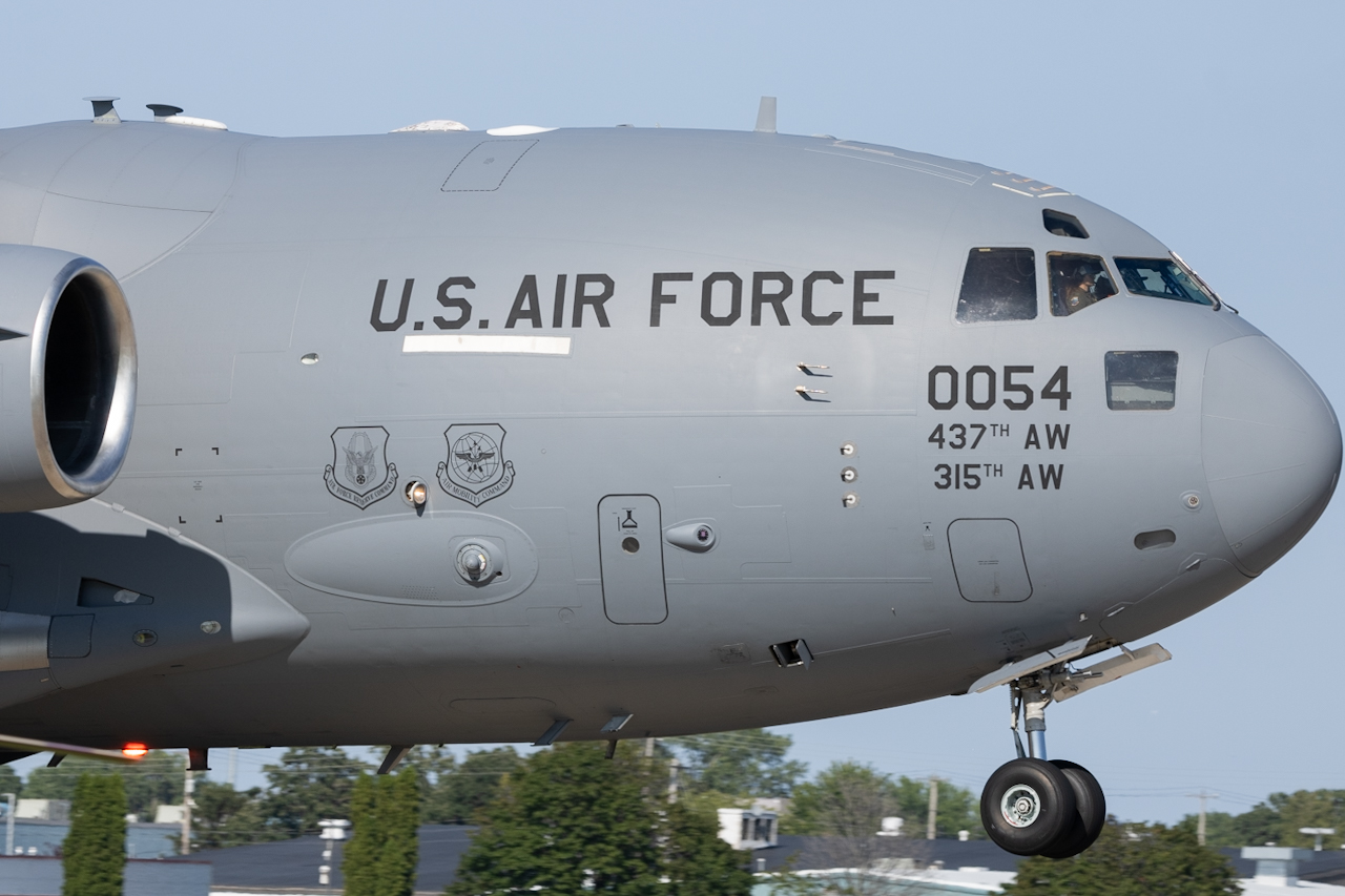 Full size: USAF - United States Air Force Boeing C-17 Globemaster III 98-0054 at Wittman Regional Airport