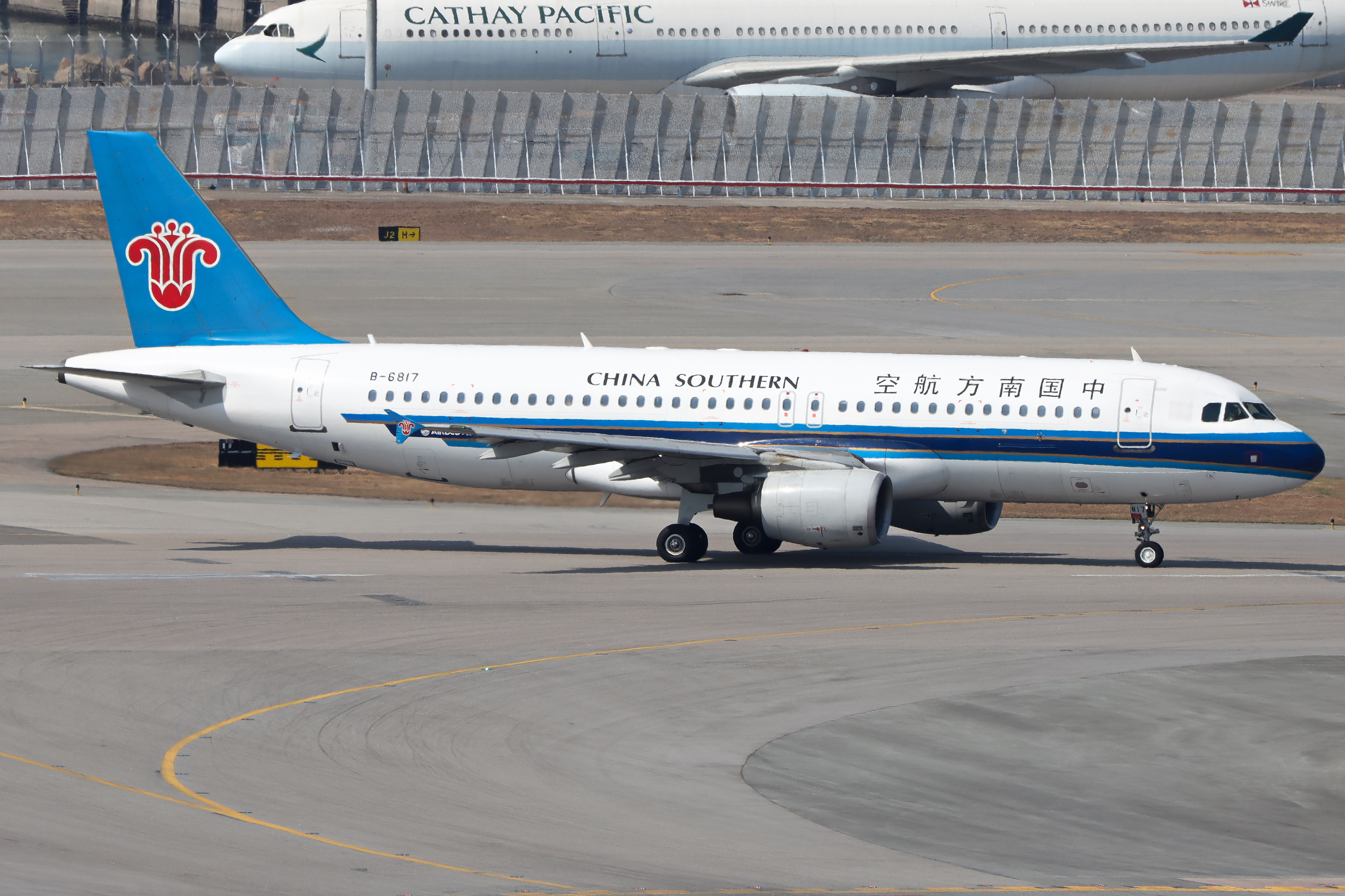 Full size: China Southern Airlines Airbus A320 B-6817 at Hong Kong International Airport