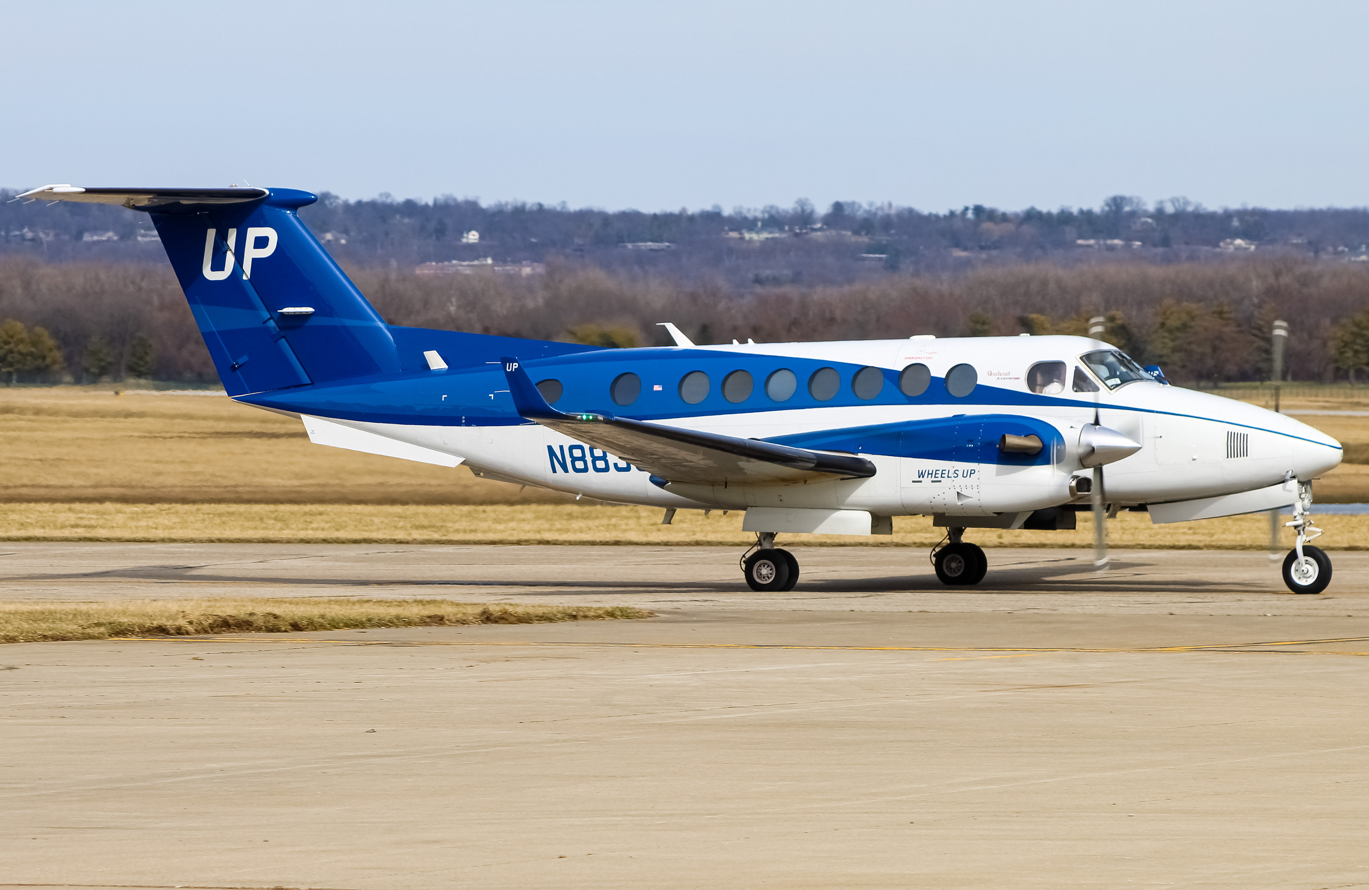 Full size: Wheels Up Beechcraft King Air 350 N883UP at Cincinnati Municipal Airport/Lunken Field