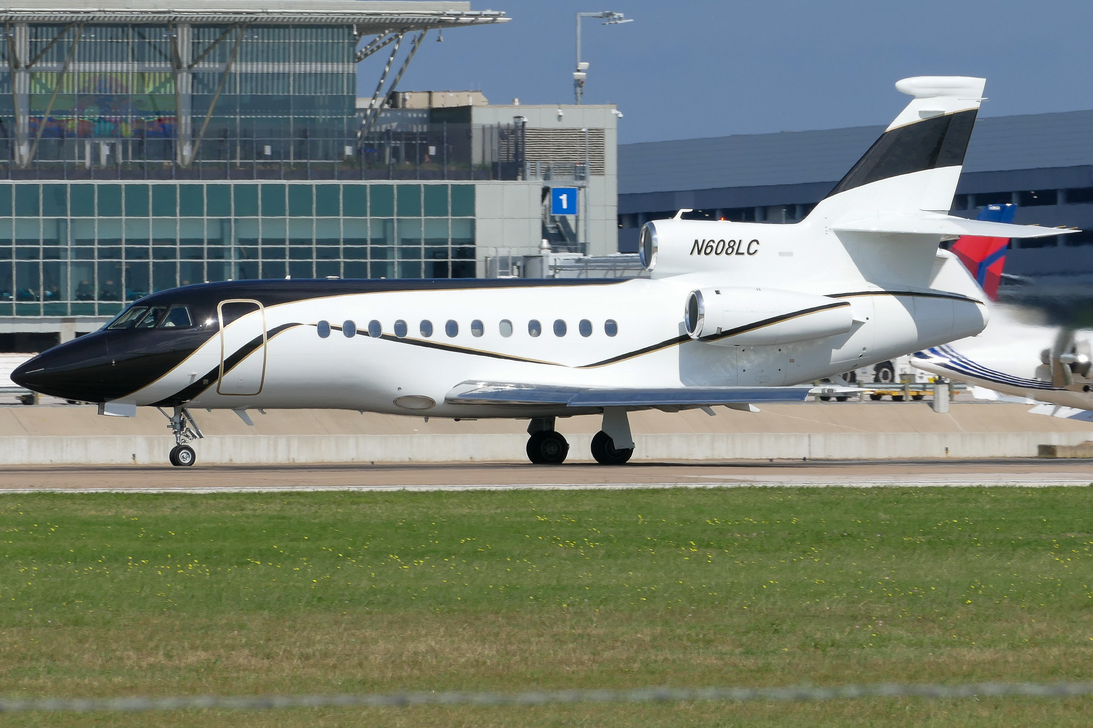 Full size: PRIVATE Dassault Falcon 900EX N608LC at Austin-Bergstrom International Airport