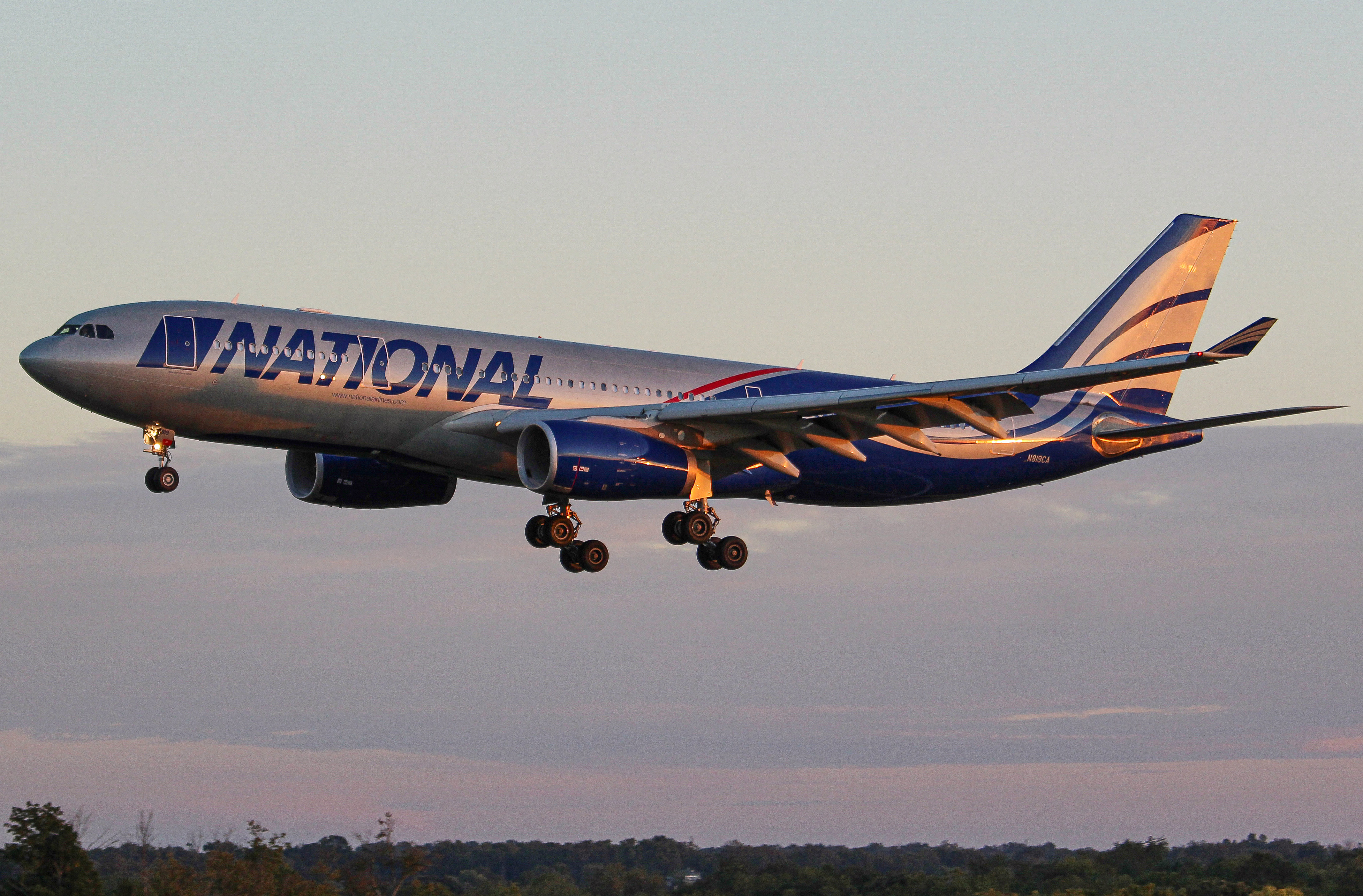 Full size: National Airlines Airbus A330-200 N819CA at Blue Grass Airport