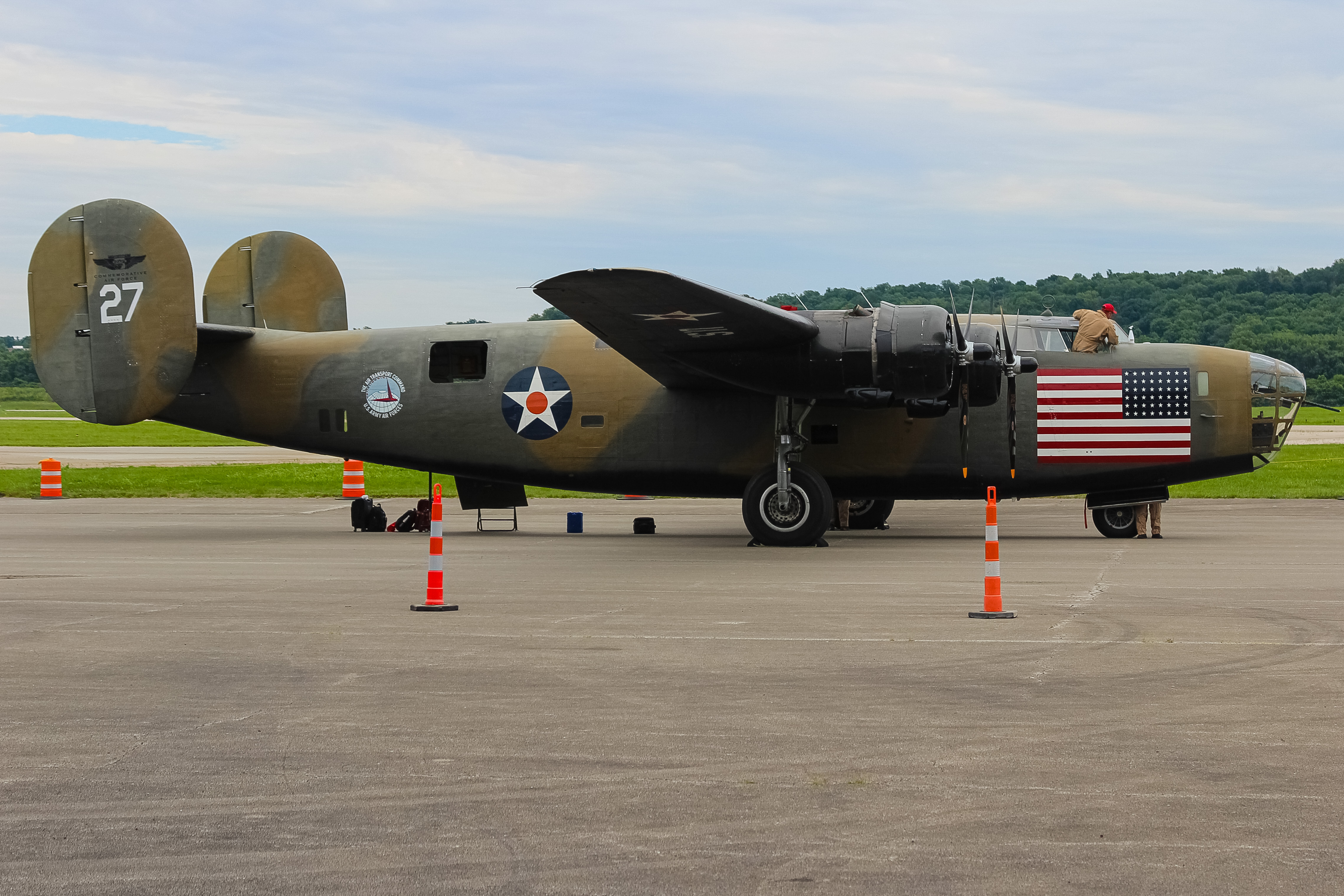 Full size: PRIVATE Consolidated B-24 Liberator N24927 at Cincinnati Municipal Airport/Lunken Field