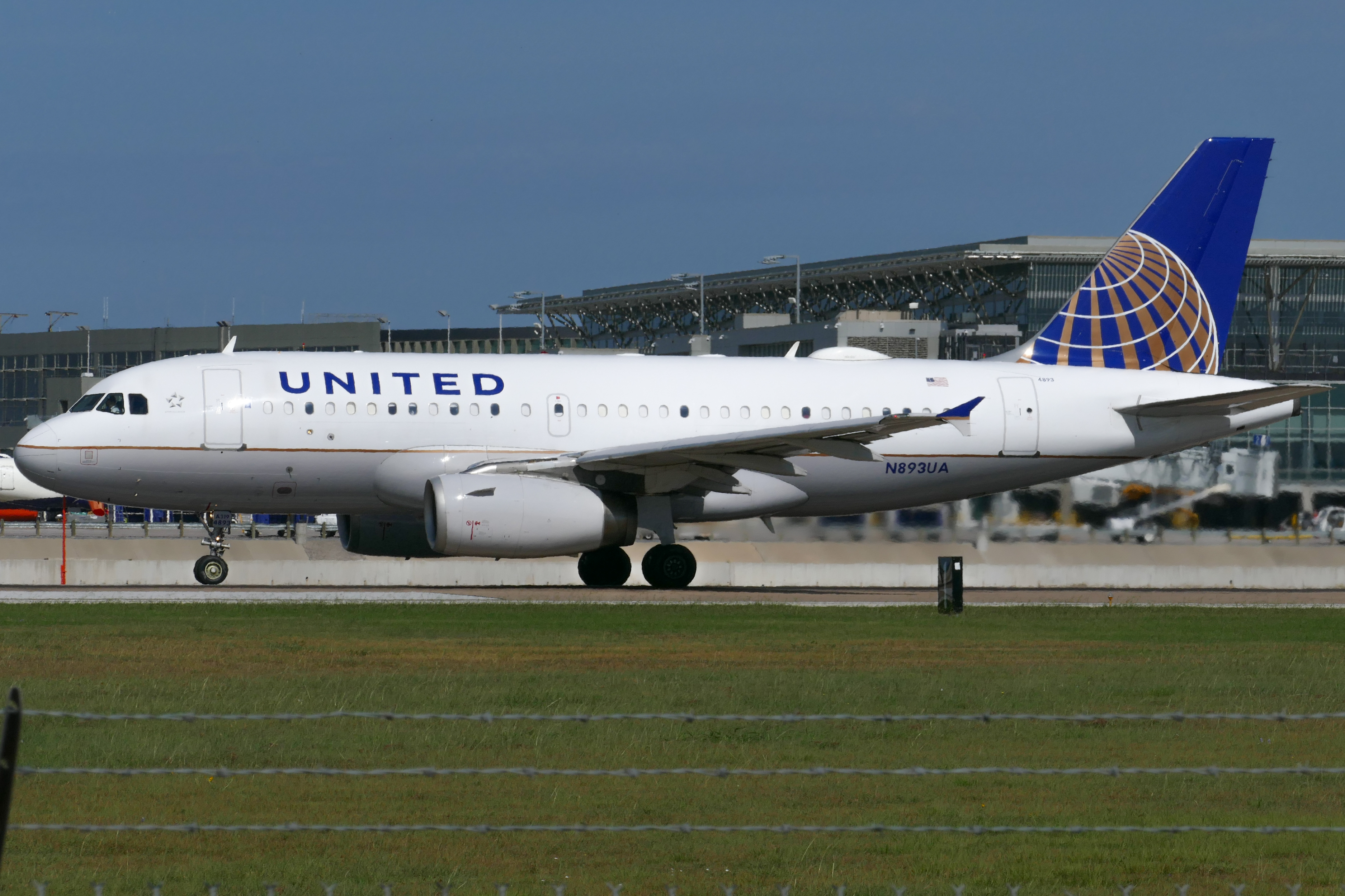 Full size: United Airlines Airbus A319 N893UA at Austin-Bergstrom International Airport